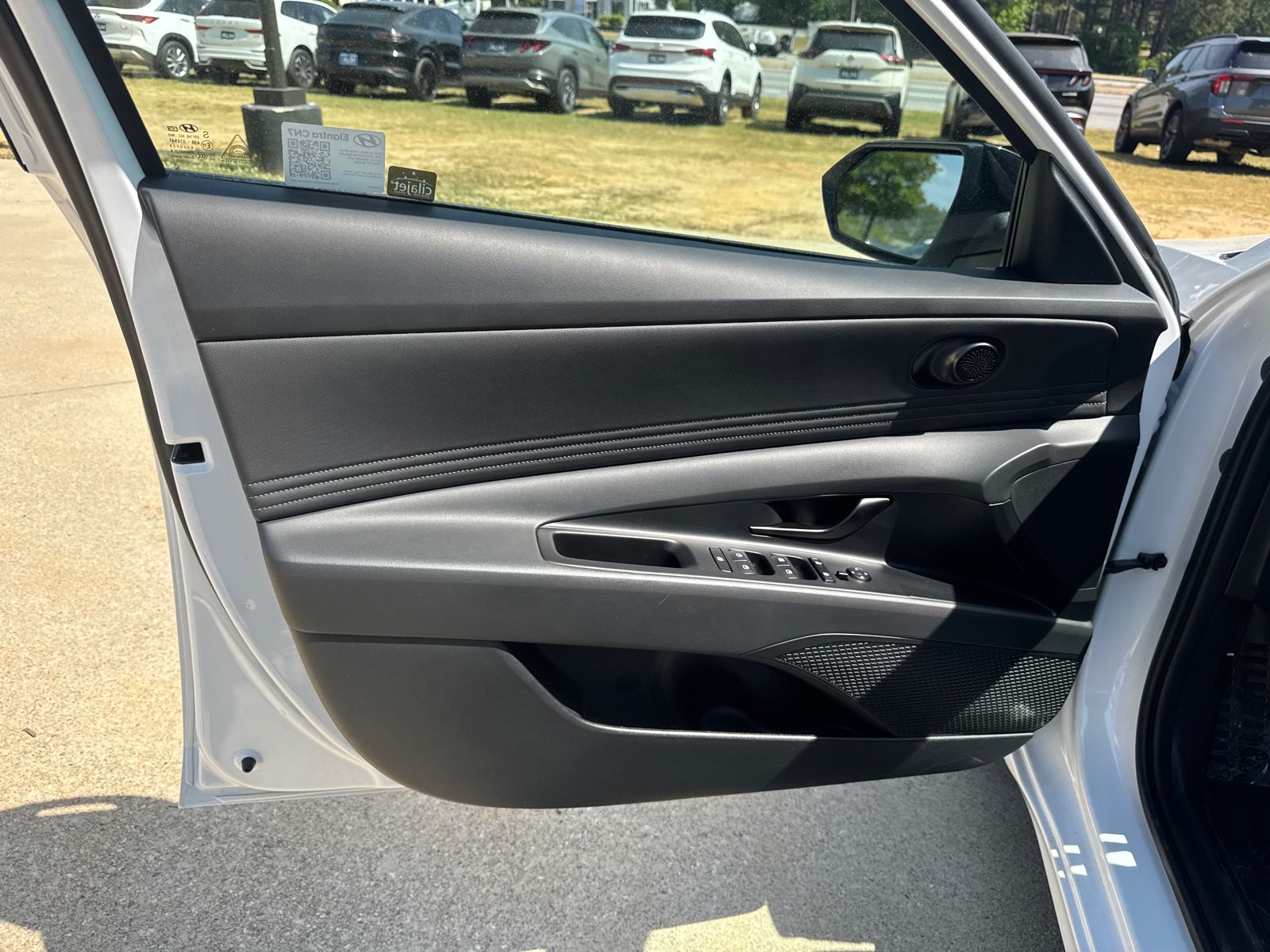 Used 2025 White Hyundai SEL Sport image 10