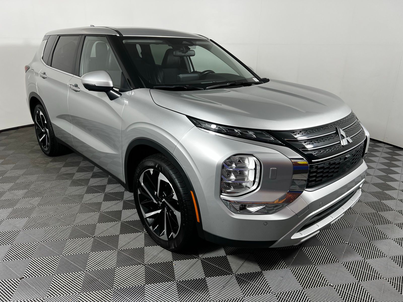 Thumbnail: 2024 Mitsubishi Outlander - 3