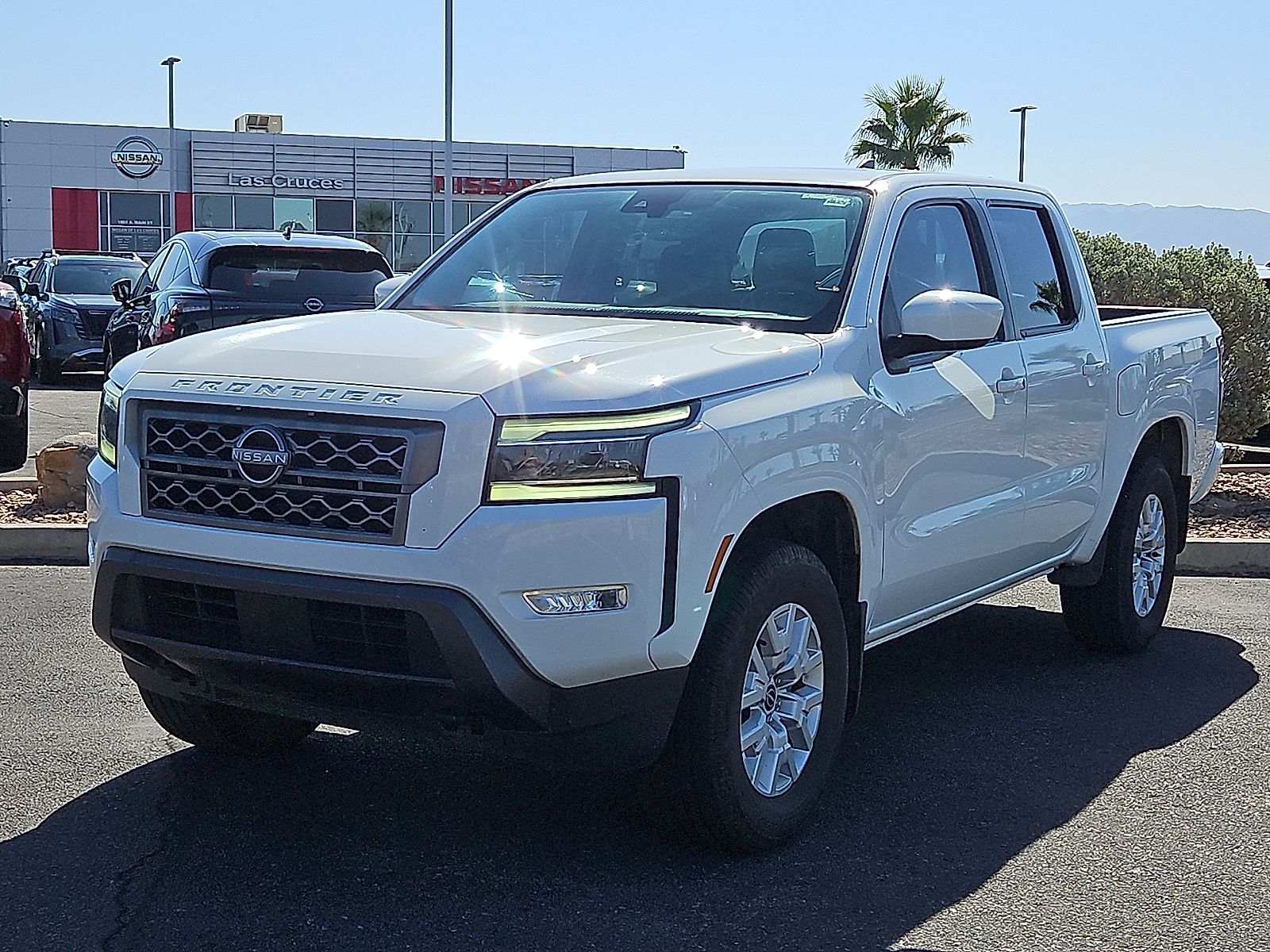 Glacier White 2022 Nissan Frontier Pickup Truck Four-Wheel Drive 9-Speed Automatic
