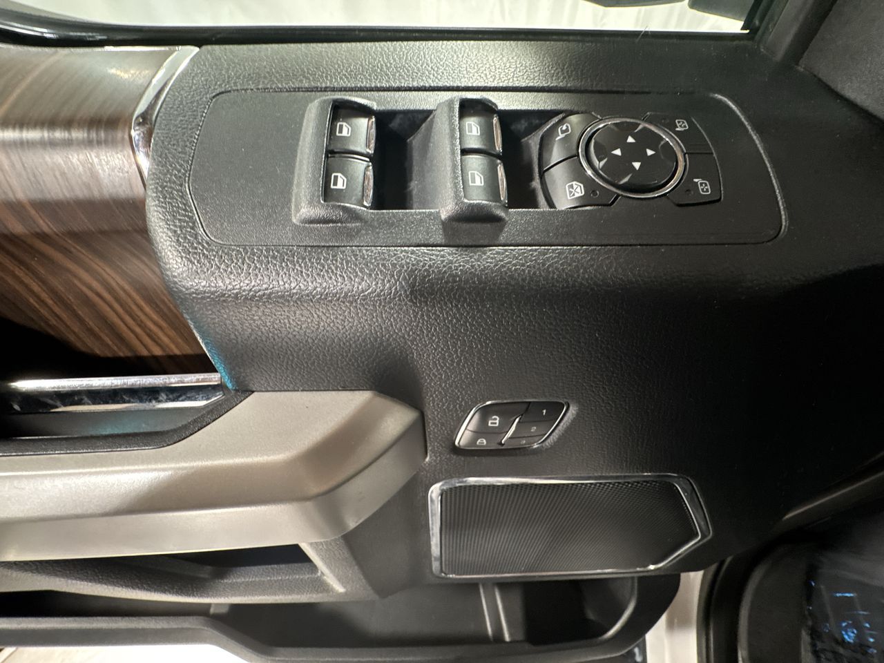 2016 Ford F-150 Lariat photo 18