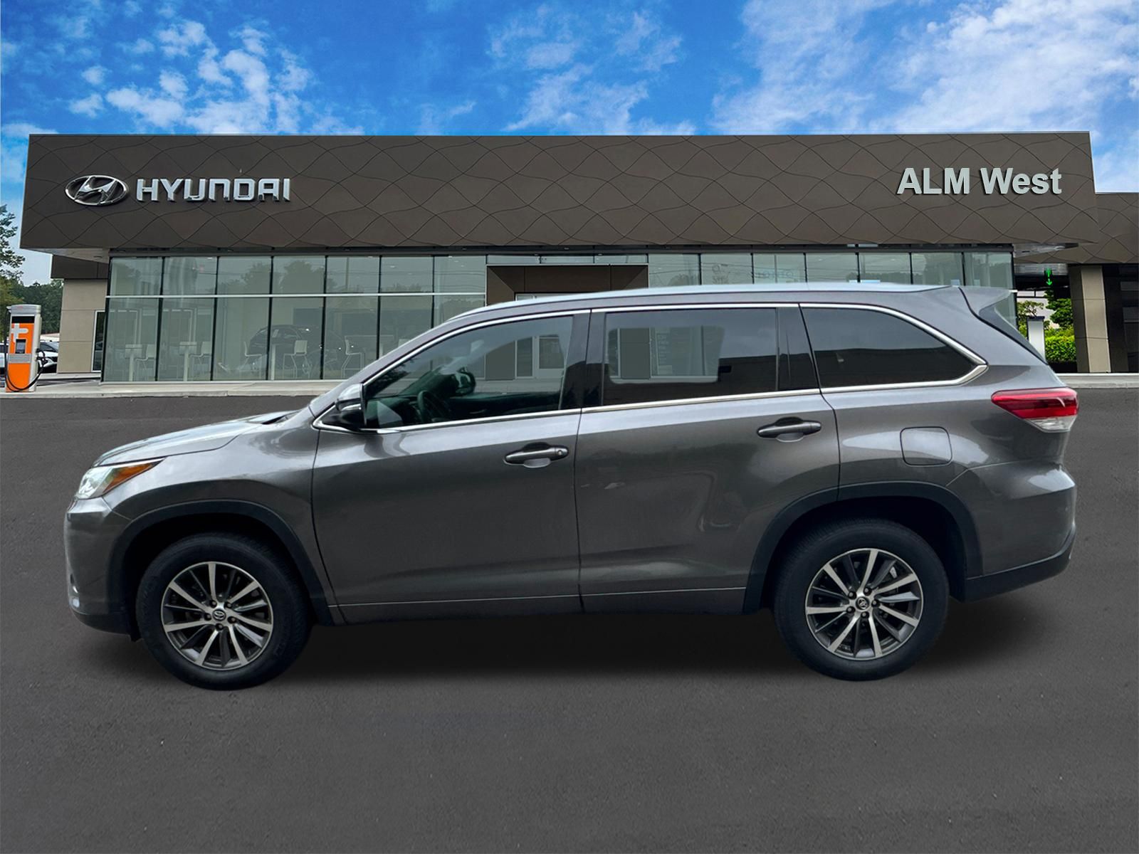 Used 2018 Gray Toyota XLE image 8