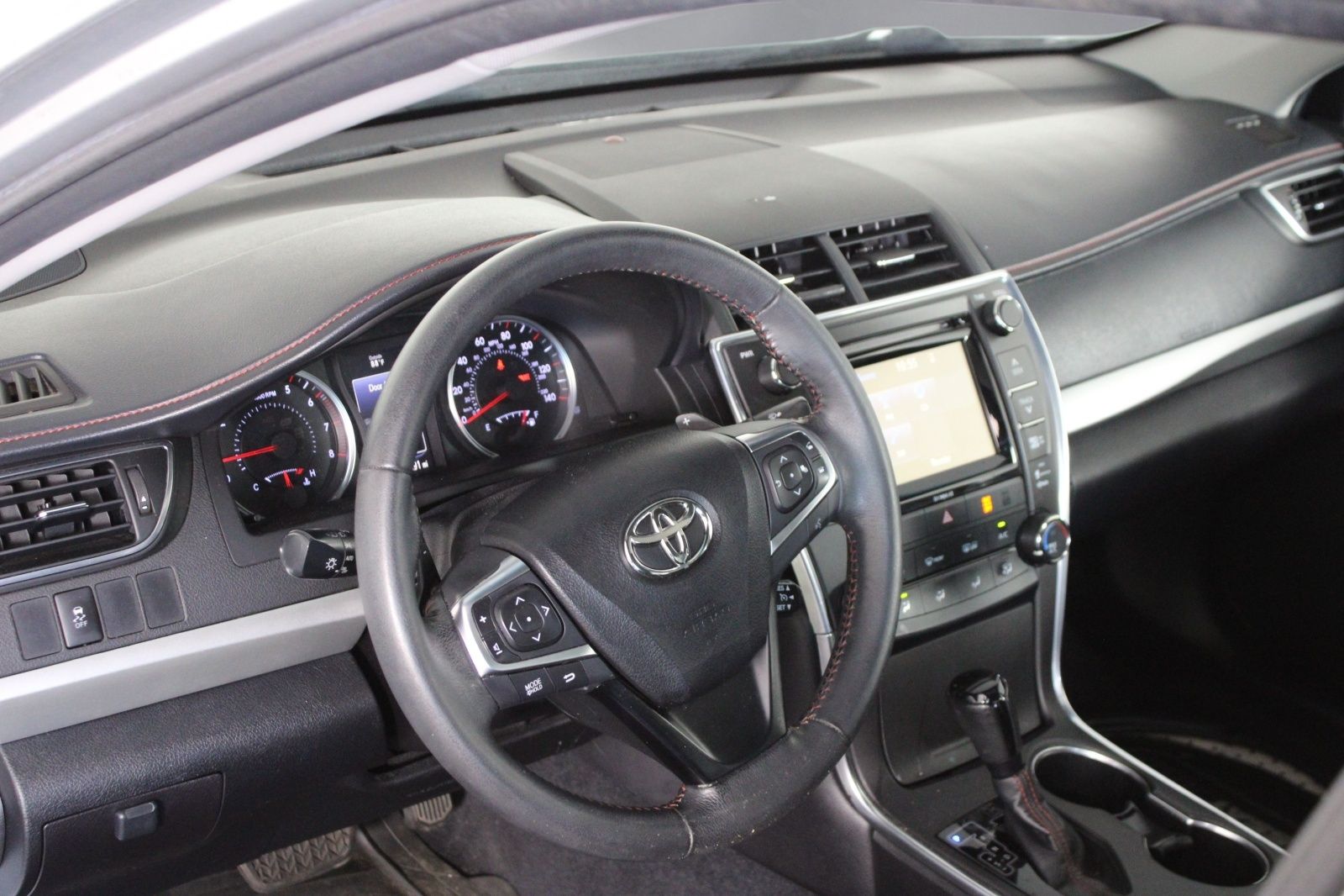 Used 2016 Silver Toyota SE image 3