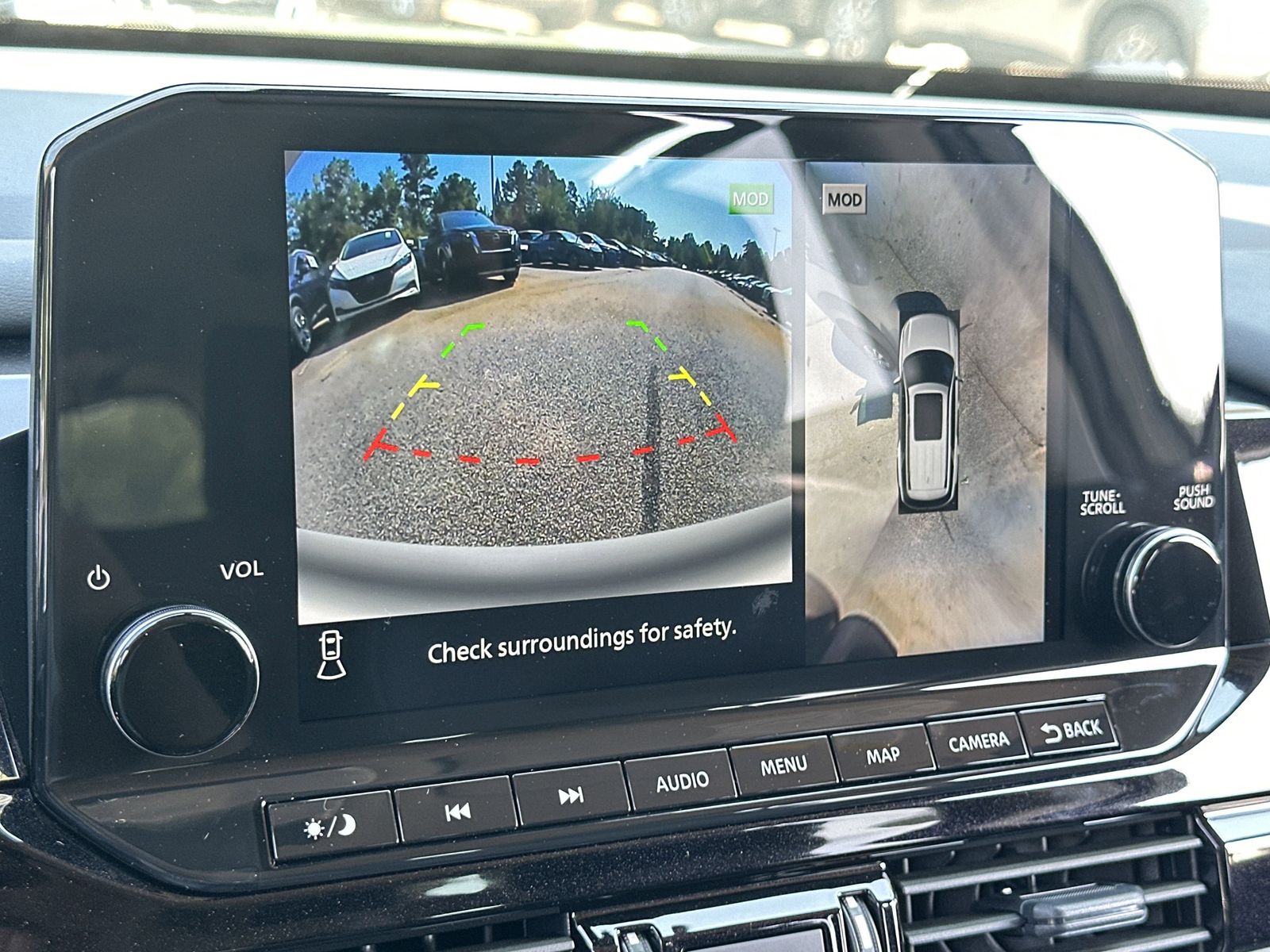 2025 Nissan Pathfinder SL photo 4