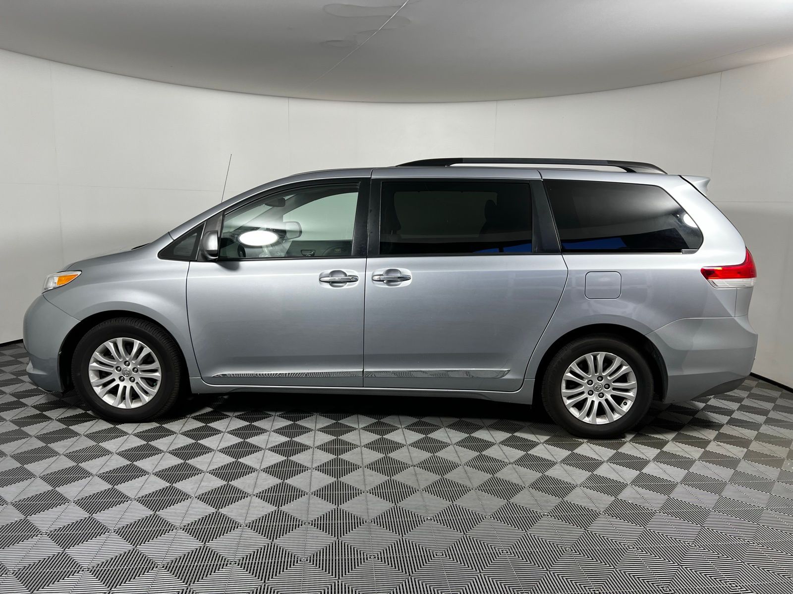 Thumbnail: 2014 Toyota Sienna - 8