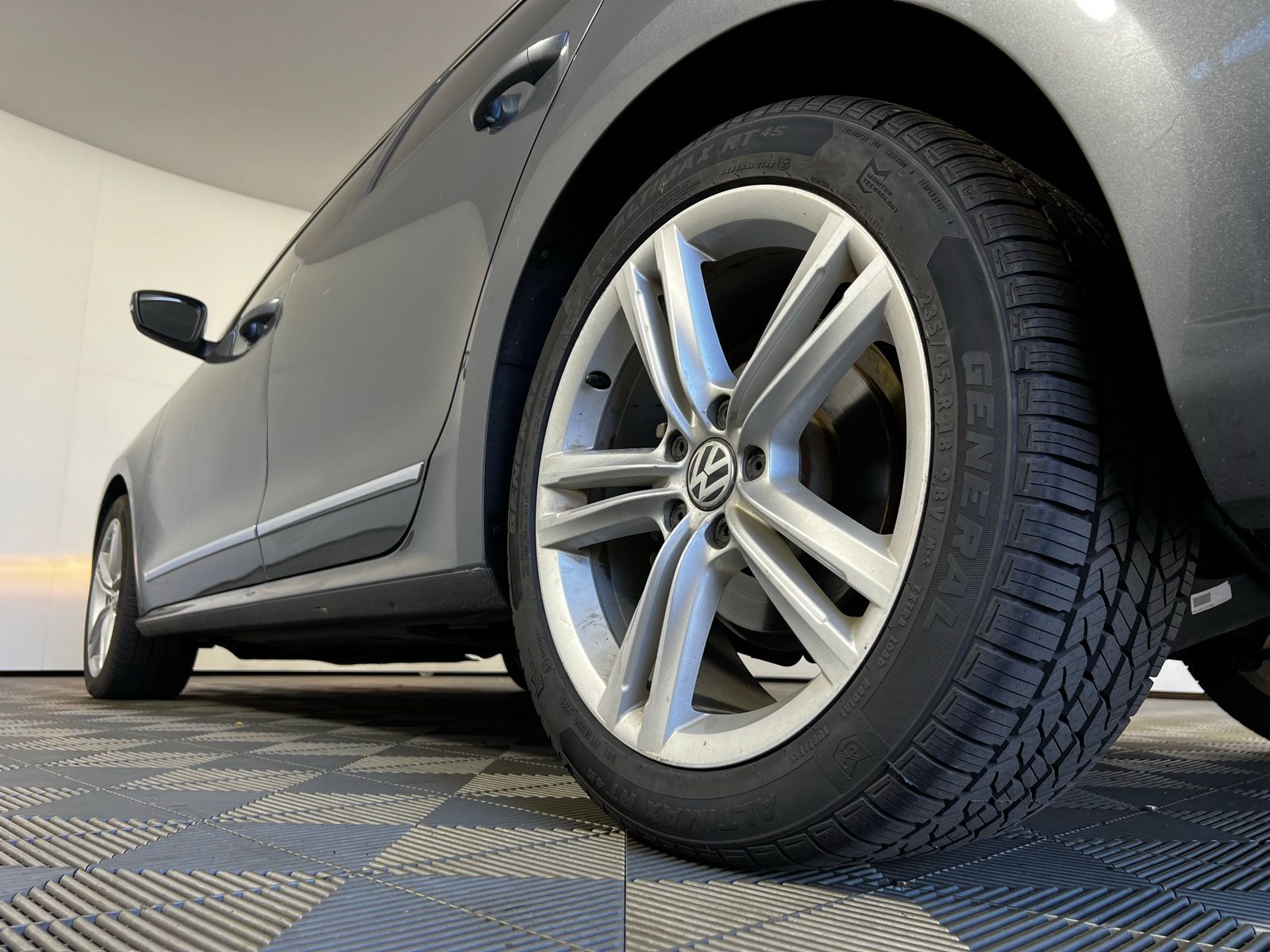 Thumbnail: 2013 Volkswagen Passat - 11