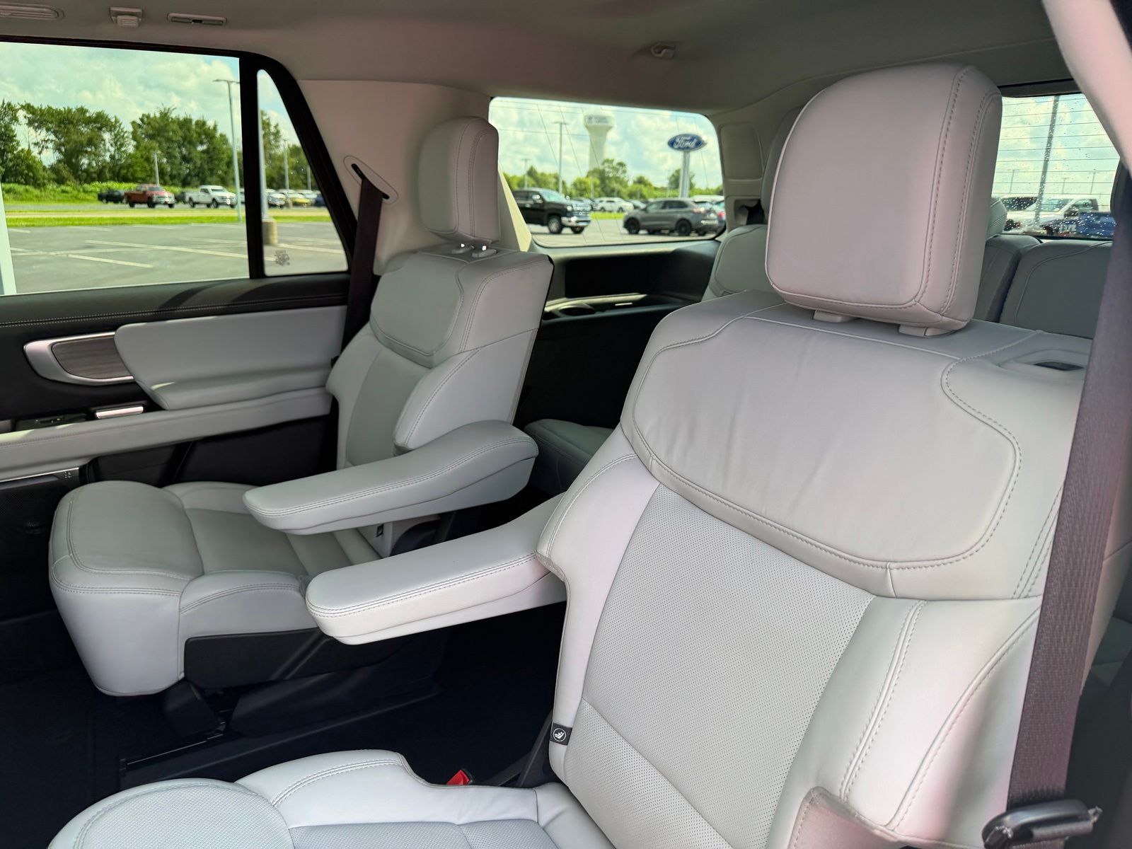 2025 Ford Expedition image 14