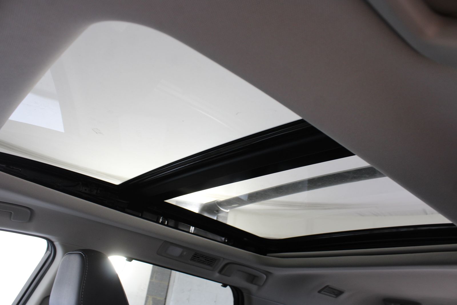 Used 2023  Nissan Platinum image 13