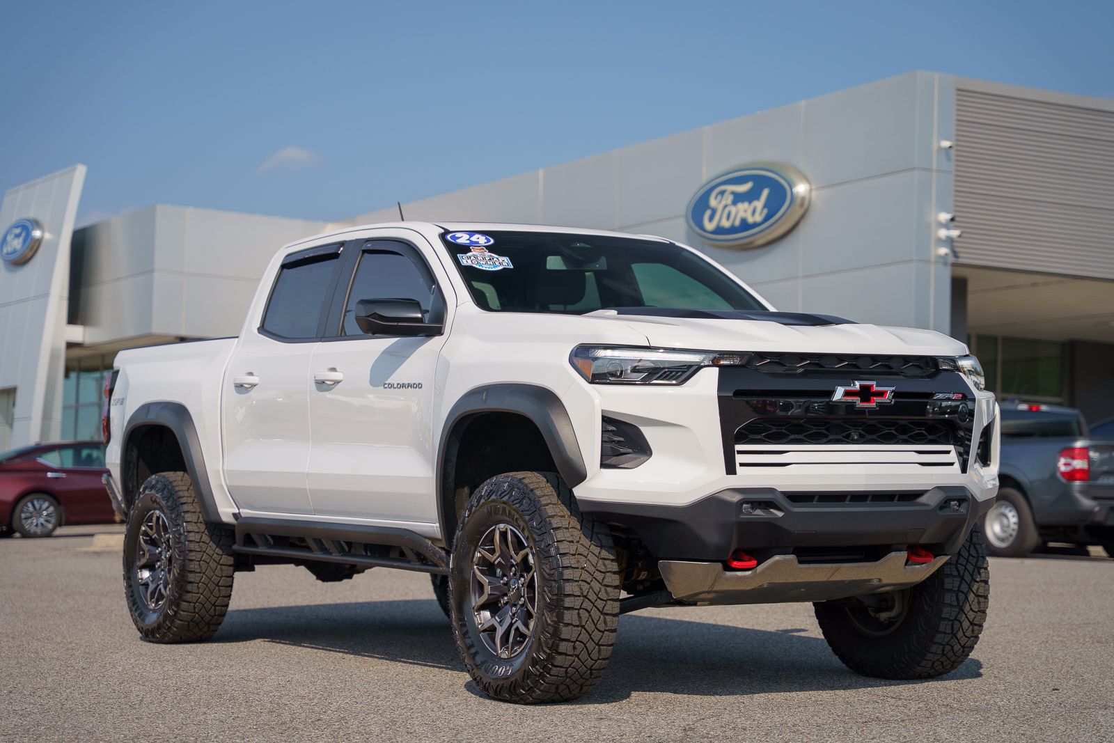 Summit White 2024 Chevrolet Colorado Pickup Truck Four-Wheel Drive 8-Speed Automatic