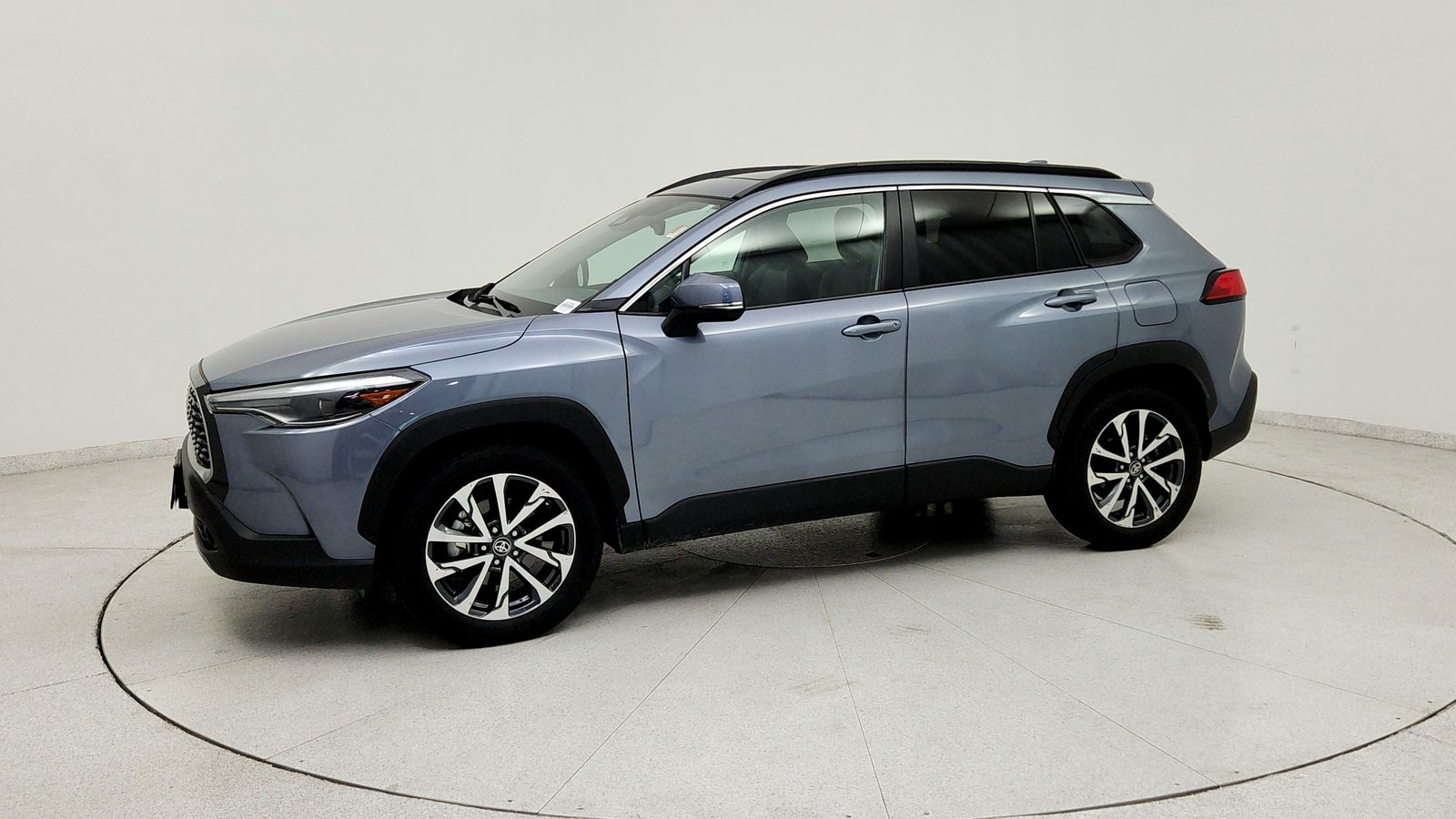 Used 2023  Toyota XLE image 3