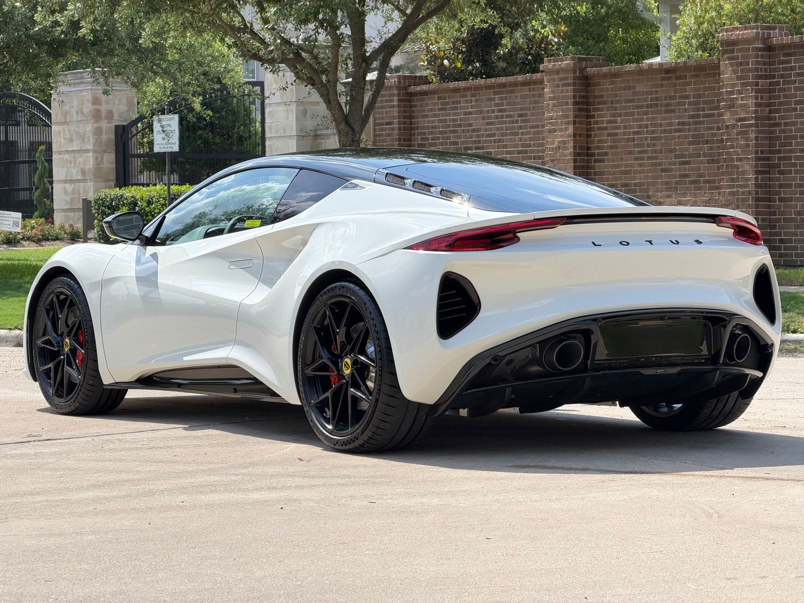 2026 Lotus Emira - Photo 12