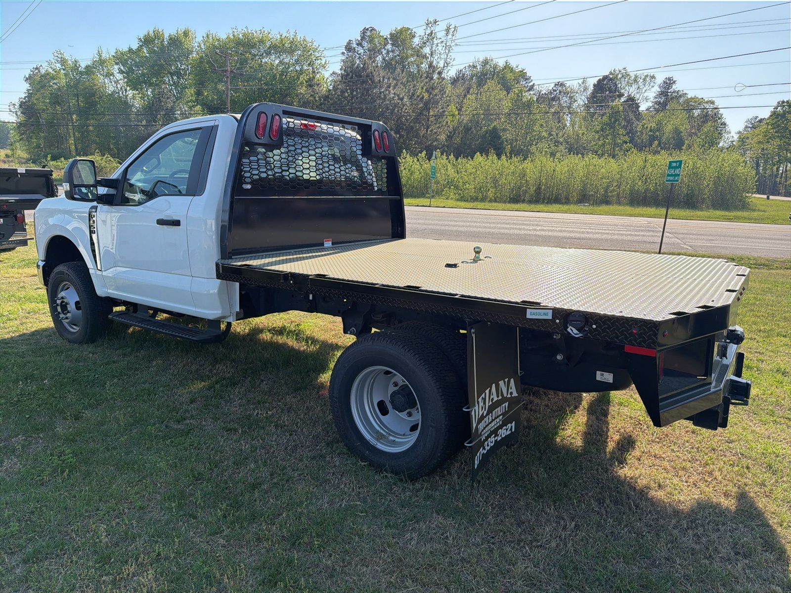 New 2025 Oxford White Ford XL image 2