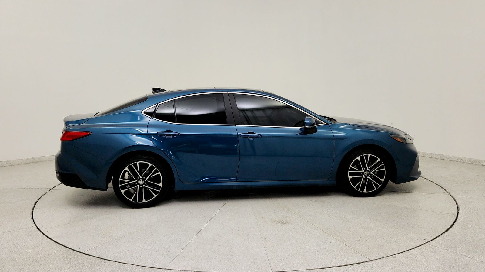 Used 2025  Toyota XLE image 7