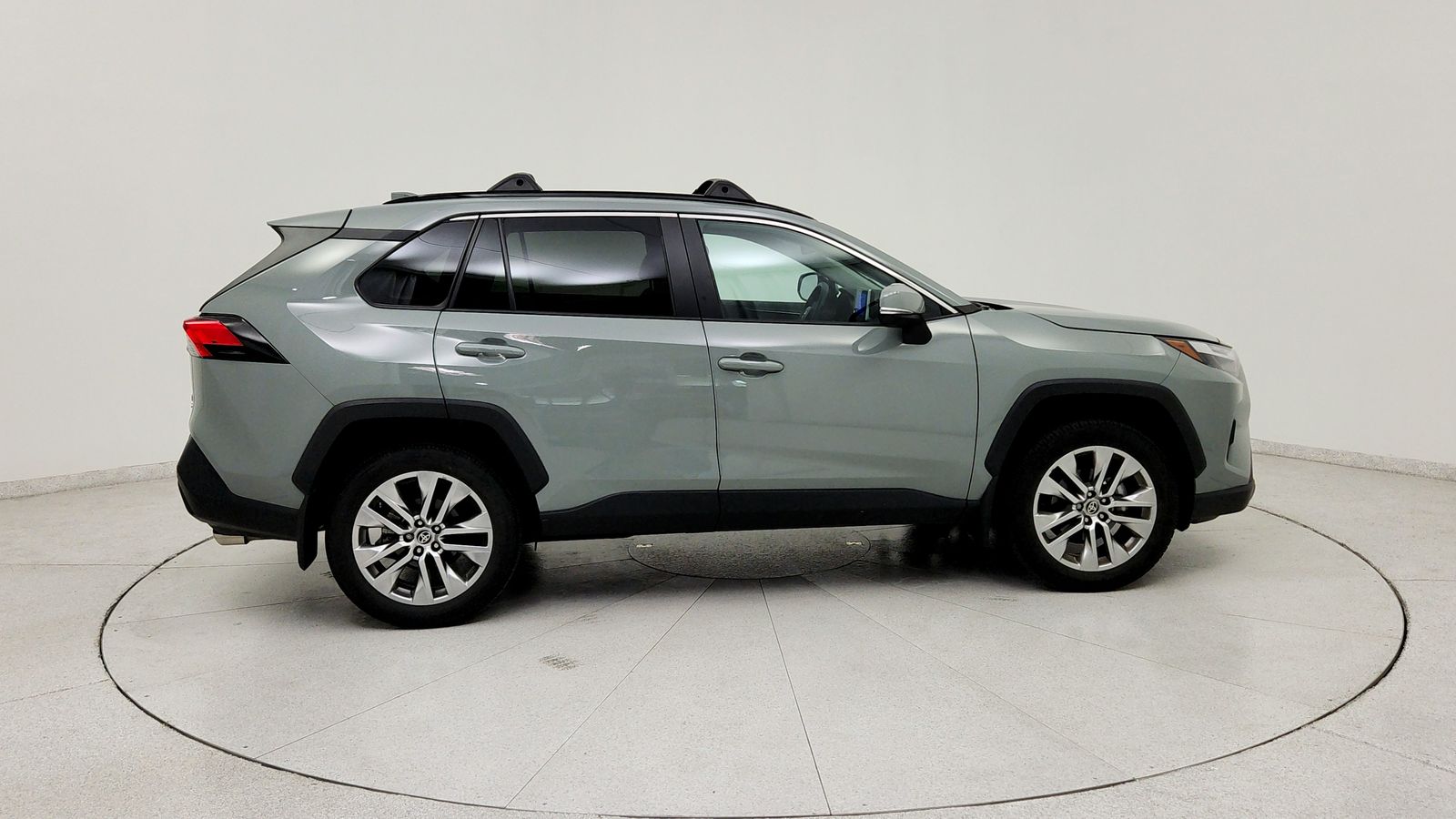 Used 2023  Toyota XLE Premium image 8
