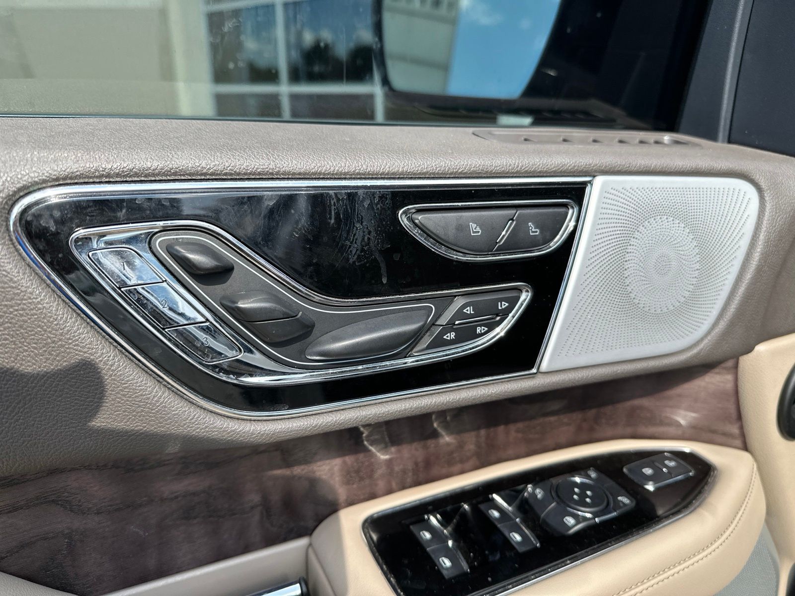 2023 Pristine White Metallic Tri-Coat Lincoln Navigator Reserve 4X4 SUV
