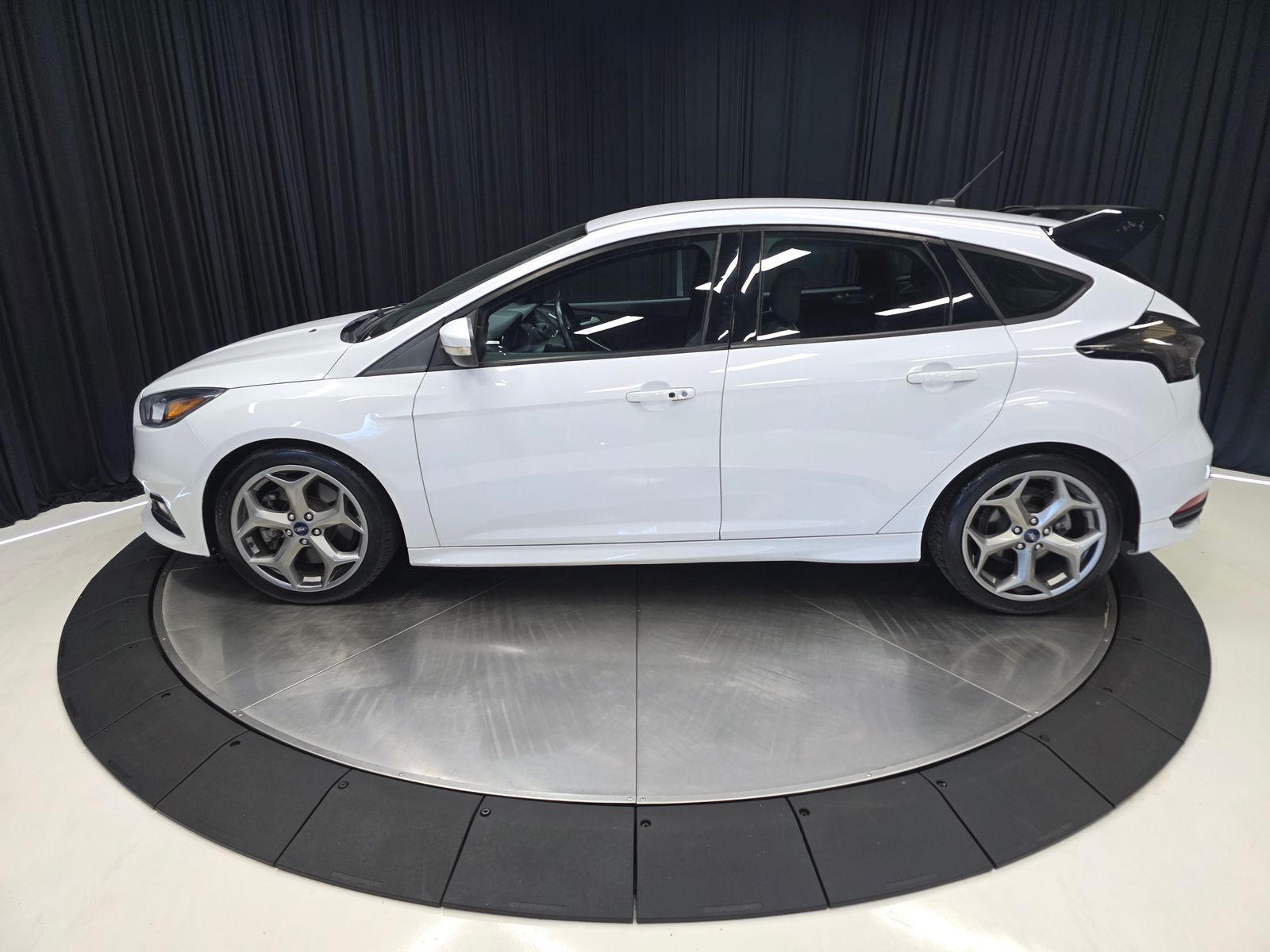 View vehicle photo 7