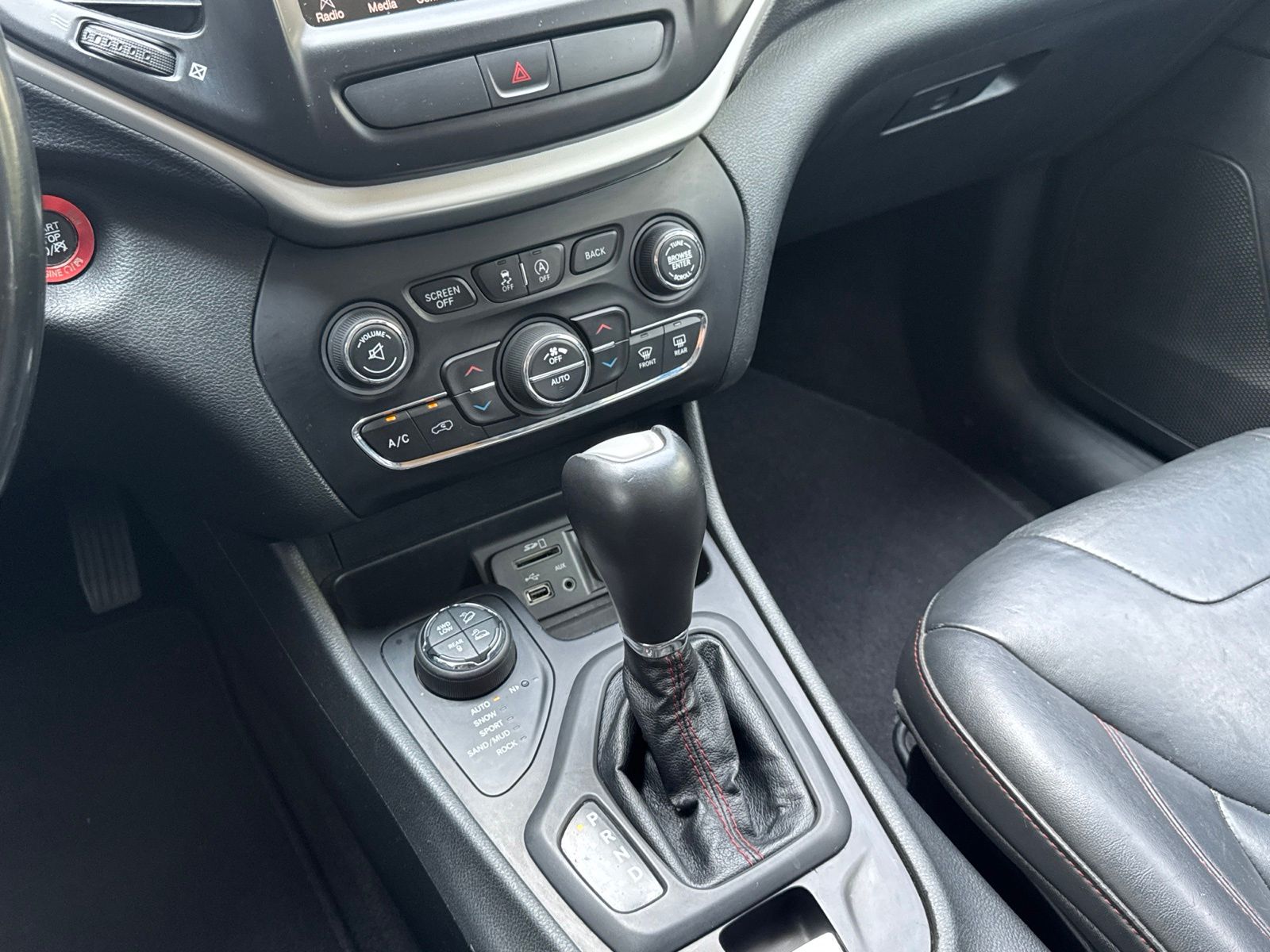 Used 2015 Anvil Clearcoat Jeep Trailhawk image 20
