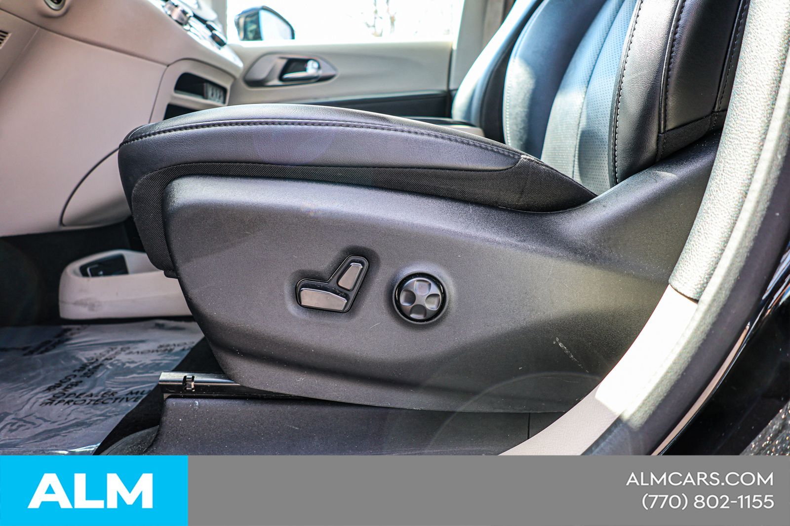 Used 2024 Black Chrysler Touring L image 21