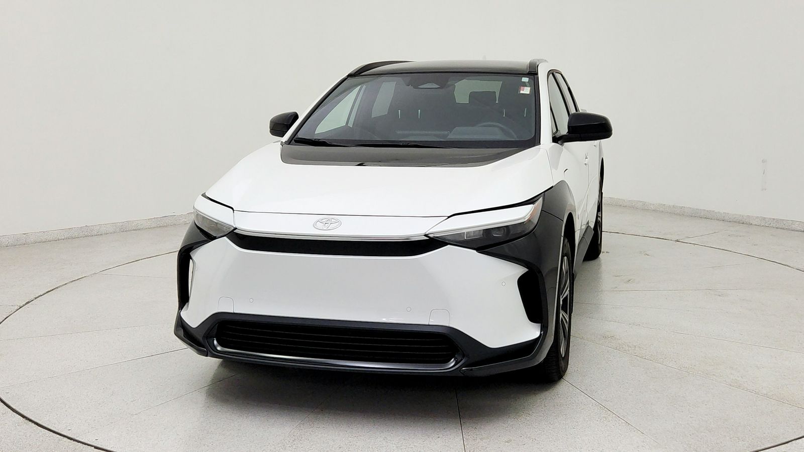 Used 2025 Beige Toyota XLE image 2