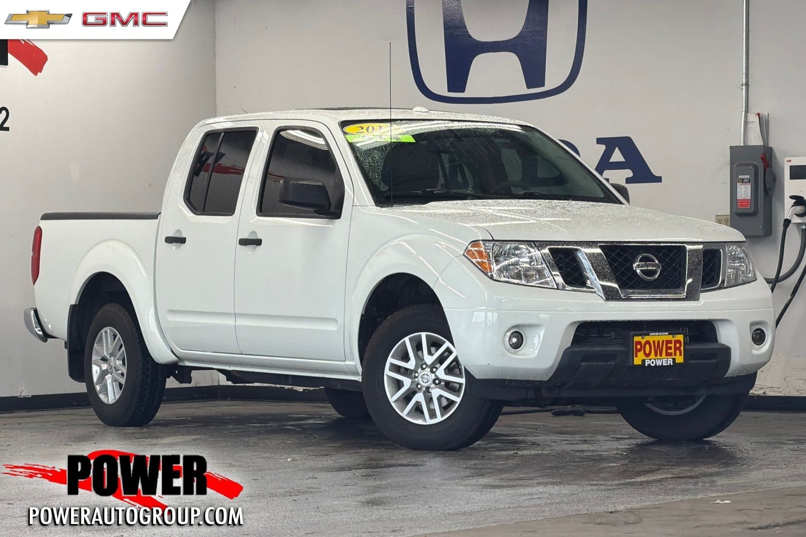Glacier White 2017 Nissan Frontier SV V6 Crew Cab 4WD Pickup Truck Four-Wheel Drive 5-Speed Automatic Overdrive