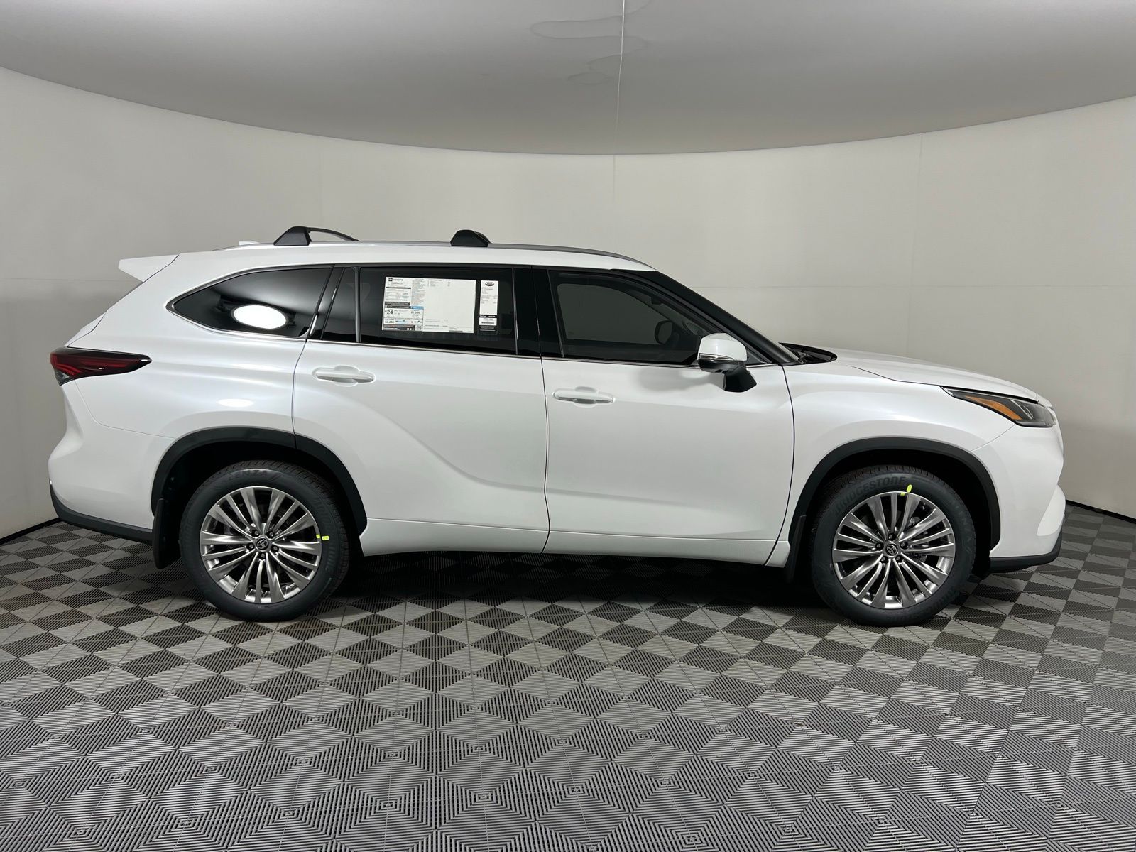 Thumbnail: 2025 Toyota Highlander - 4