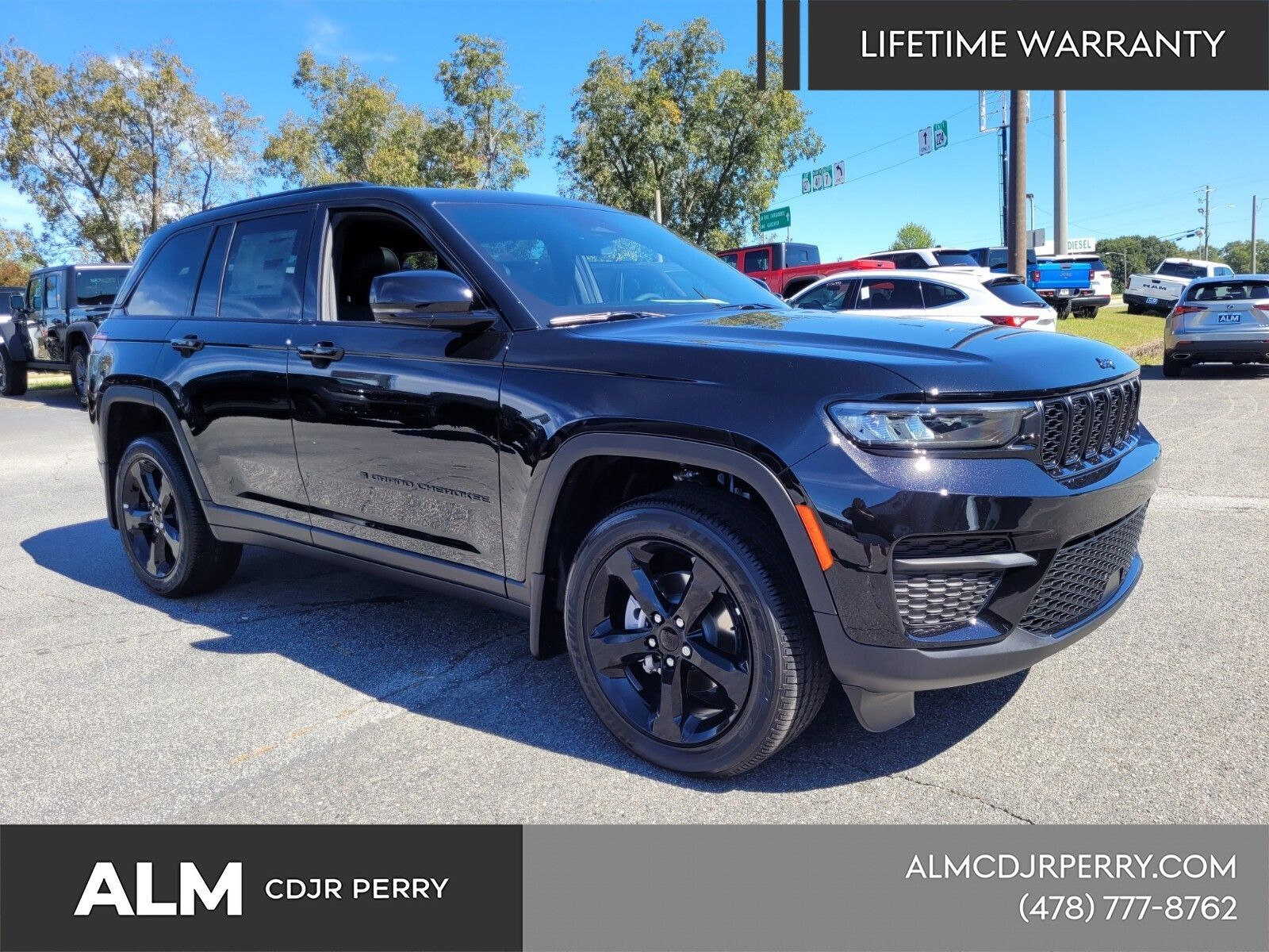 New 2025 Diamond Black Crystal Pearl-Coat Exterior Paint Jeep Altitude X image 19