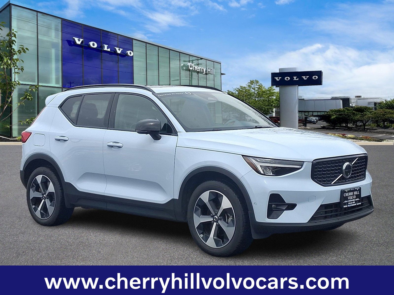 2025 Volvo XC40 B5 Plus Dark Theme AWD