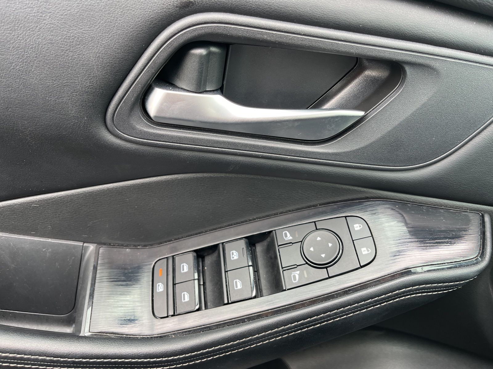 Used 2025 Gray Nissan SV image 12