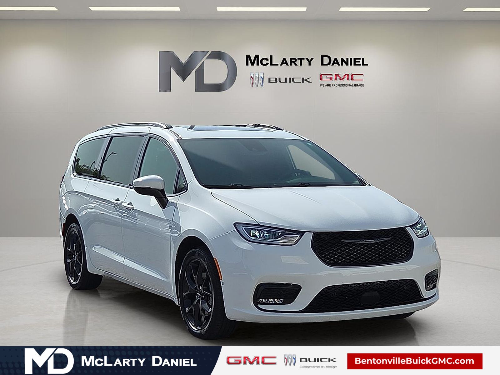 Bright White Clearcoat 2023 Chrysler Pacifica Minivan All-Wheel Drive 9-Speed Automatic