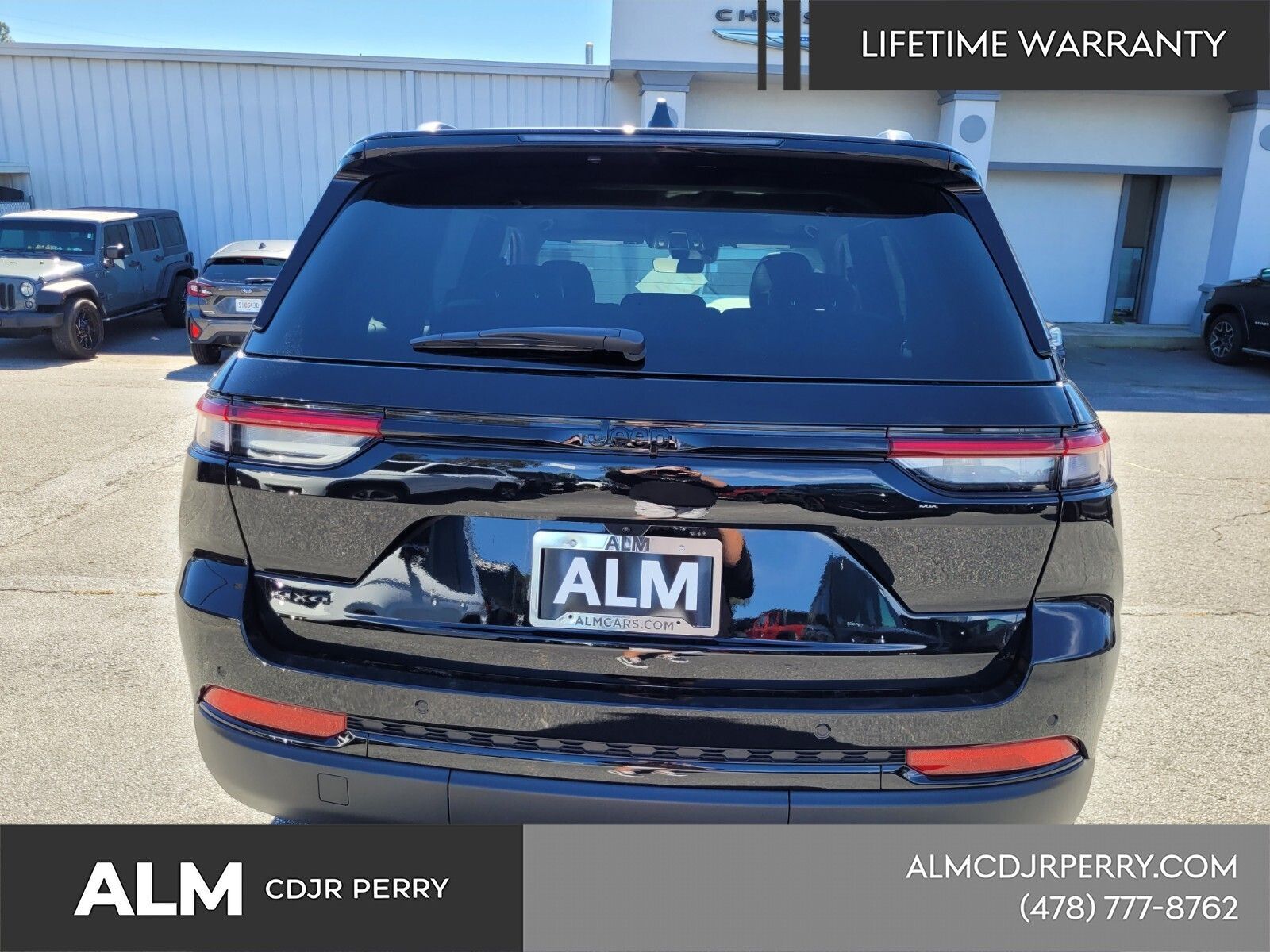 New 2025 Diamond Black Crystal Pearl-Coat Exterior Paint Jeep Altitude X image 13