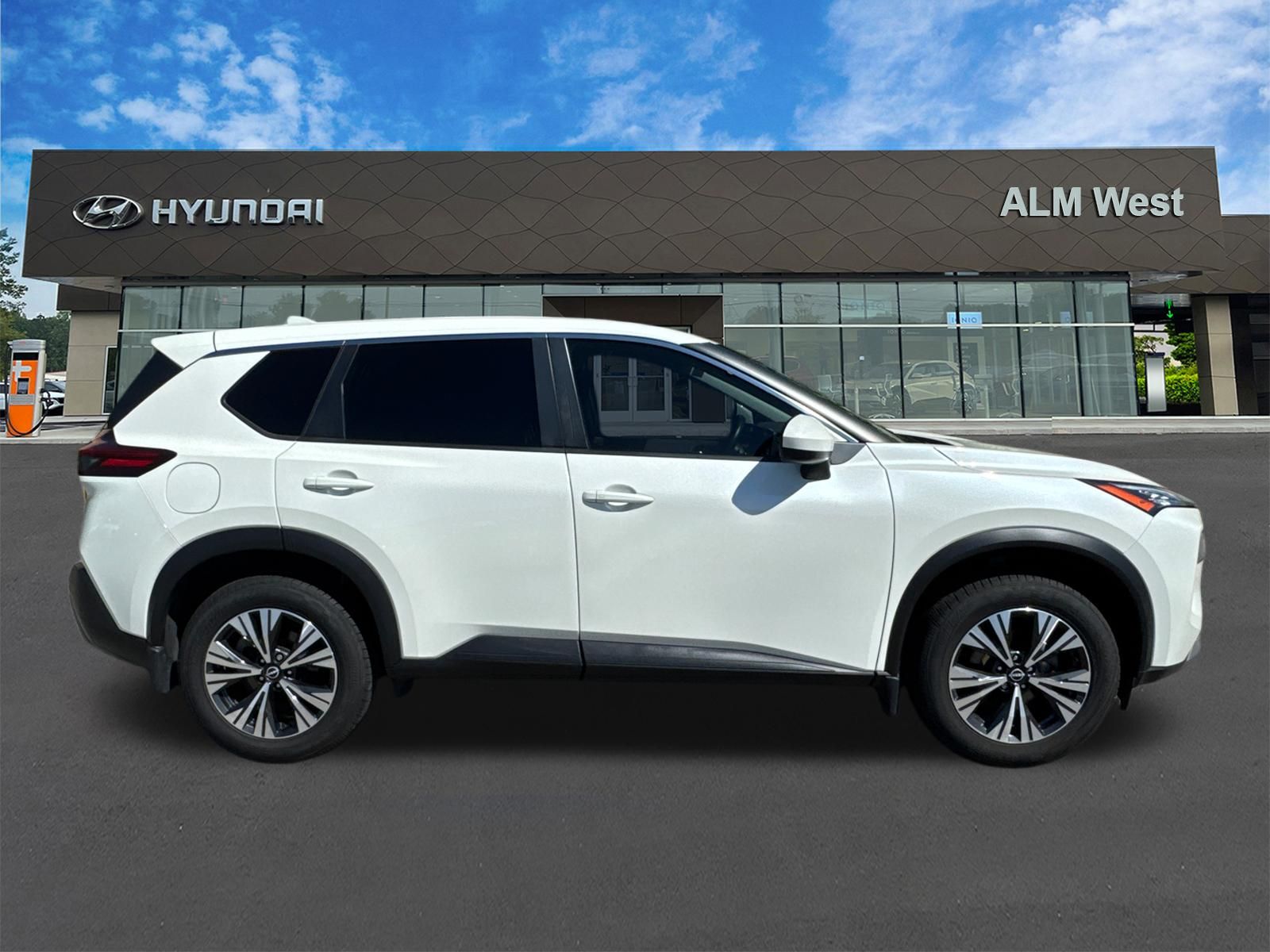 Used 2023 White Nissan SV image 4