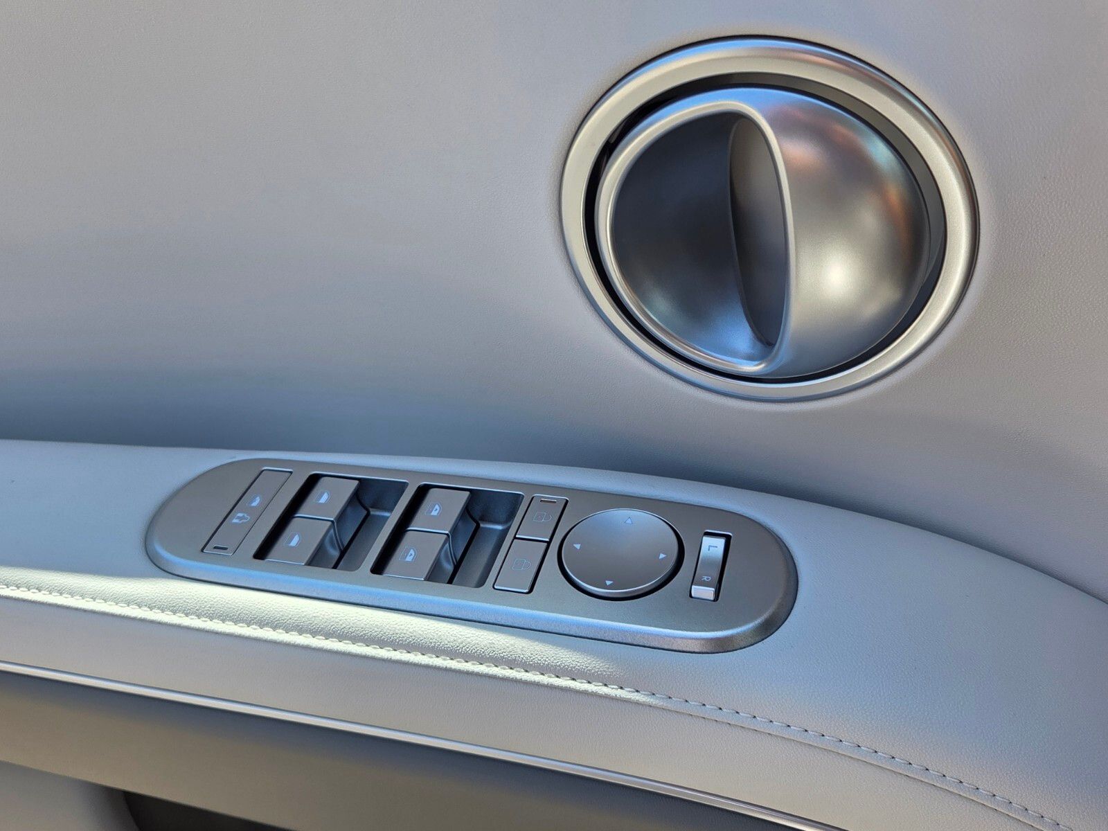 New 2026 Silver HYUNDAI SEL image 30