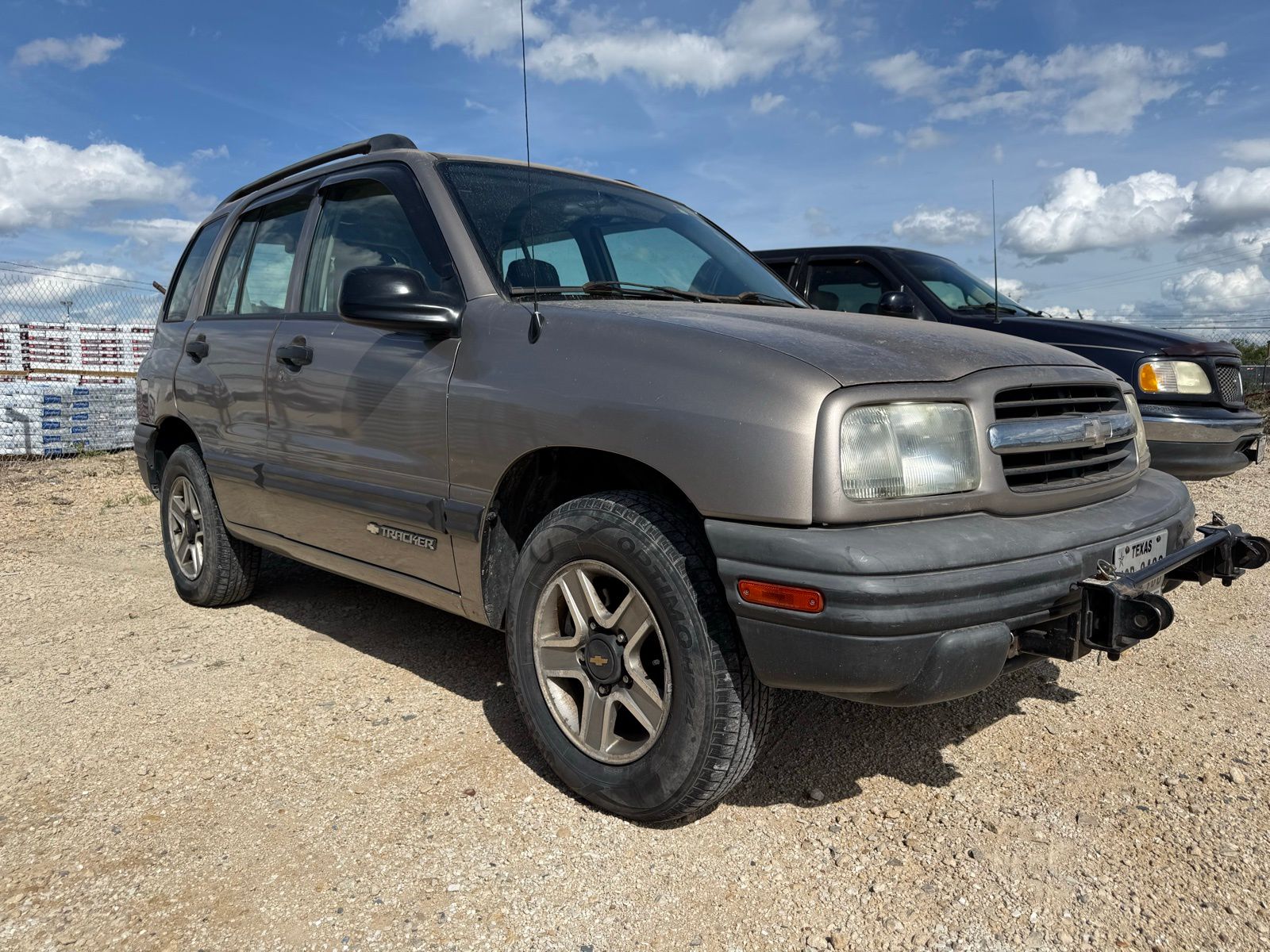 Light Bronzemist Metallic 2002 Chevrolet Tracker 4-Door 4WD SUV / Crossover Four-Wheel Drive 4-Speed Automatic Overdrive