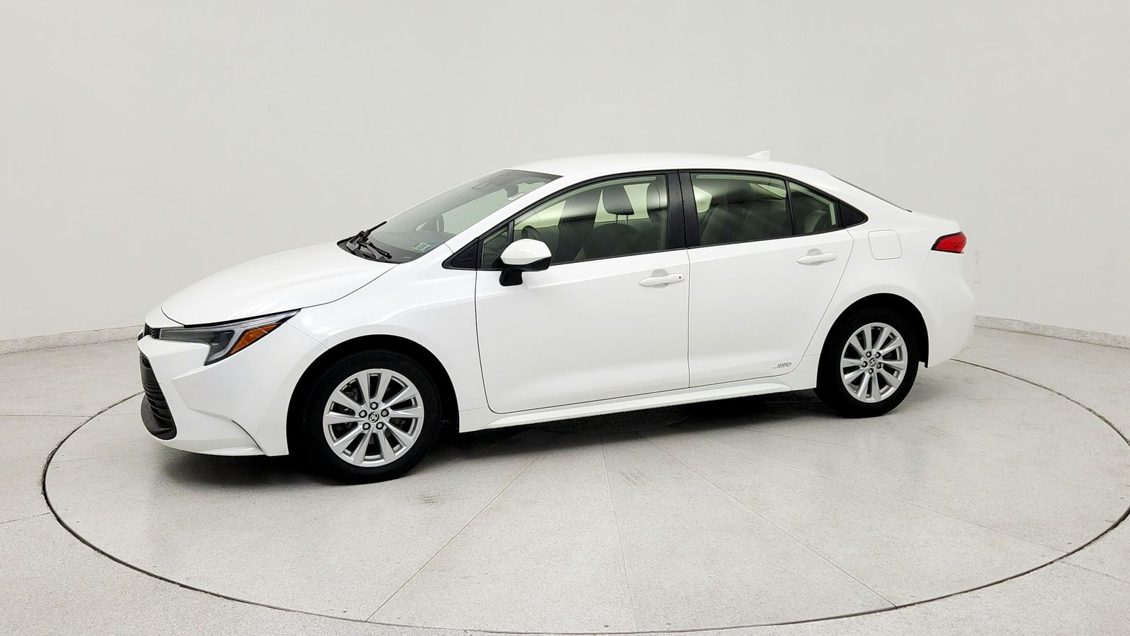 Used 2024 White Toyota LE image 3