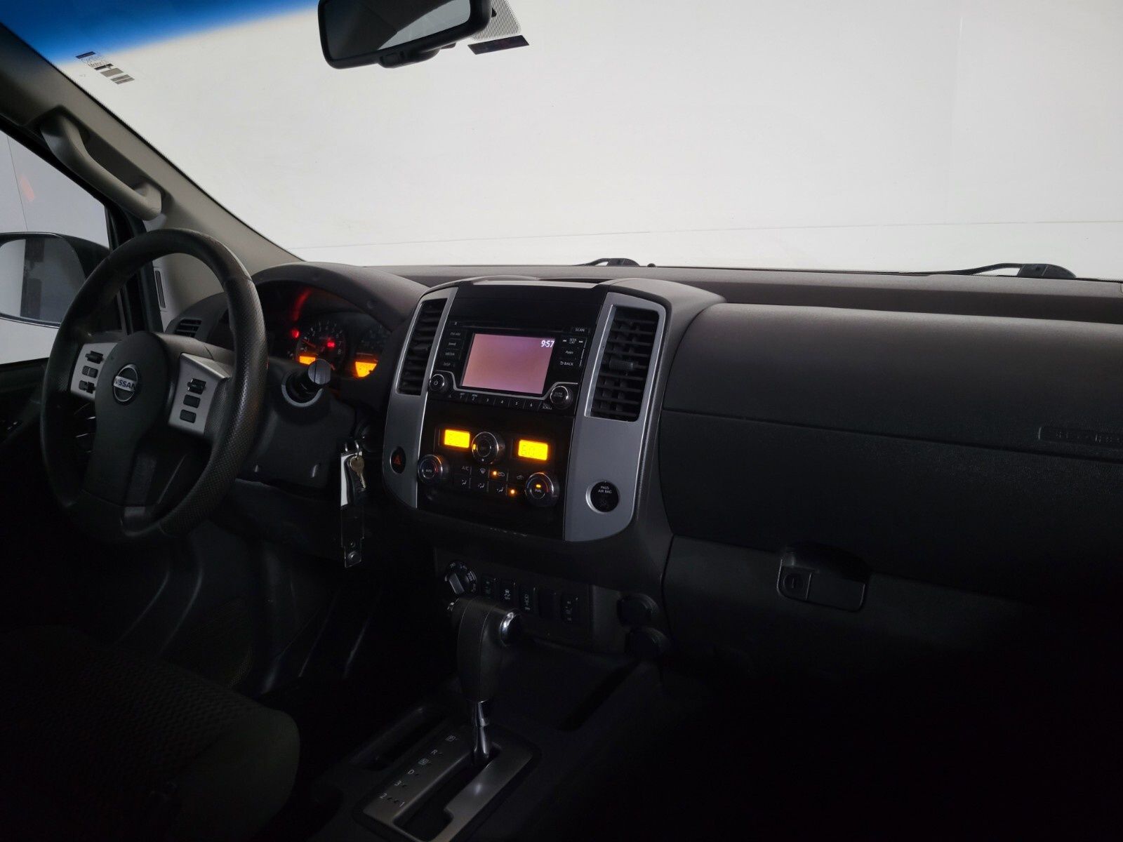 2015 Nissan Frontier SV 26