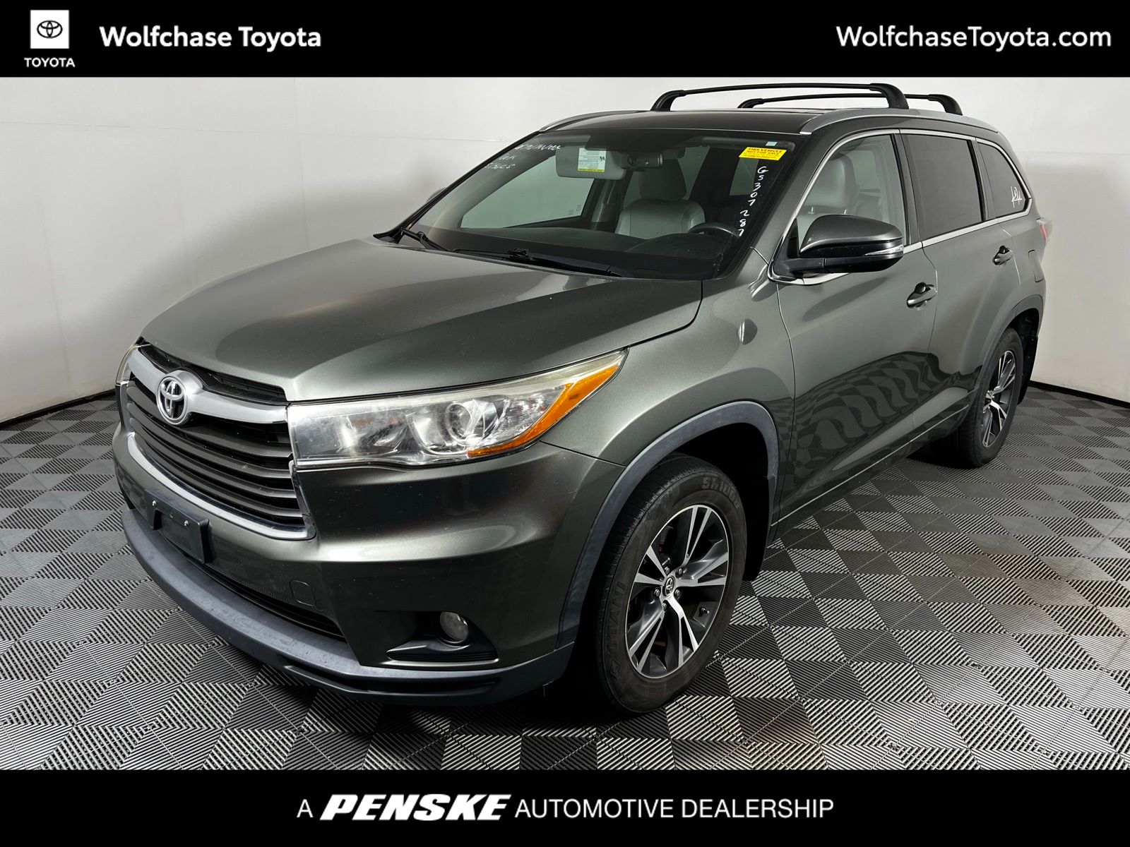 2016 Toyota Highlander XLE Hero Image