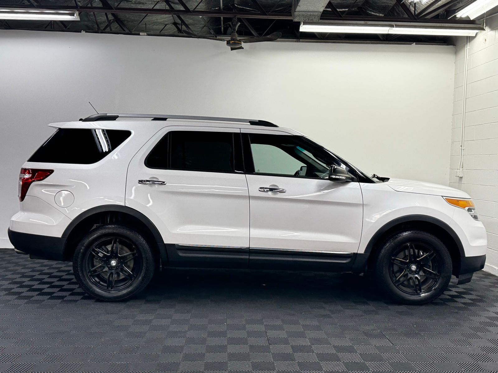 View vehicle photo 4