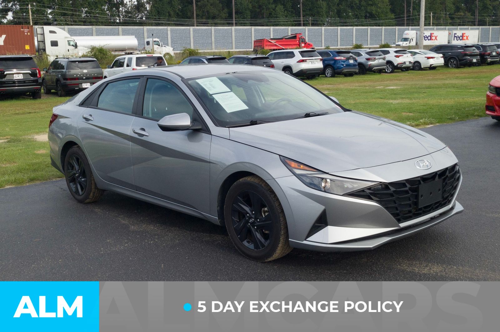 2023 Hyundai Elantra SEL photo 3