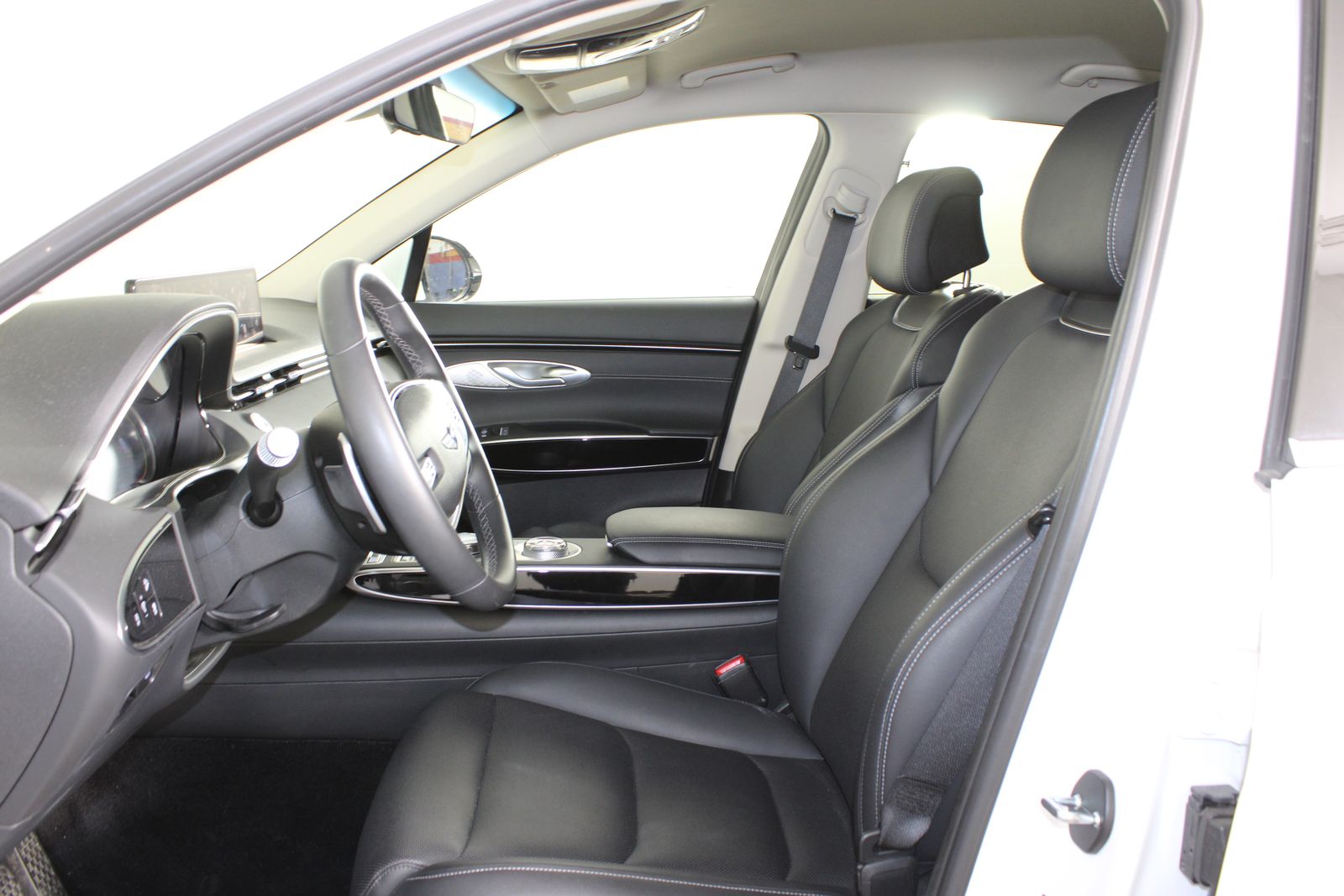 Used 2025 White Genesis 2.5T image 9