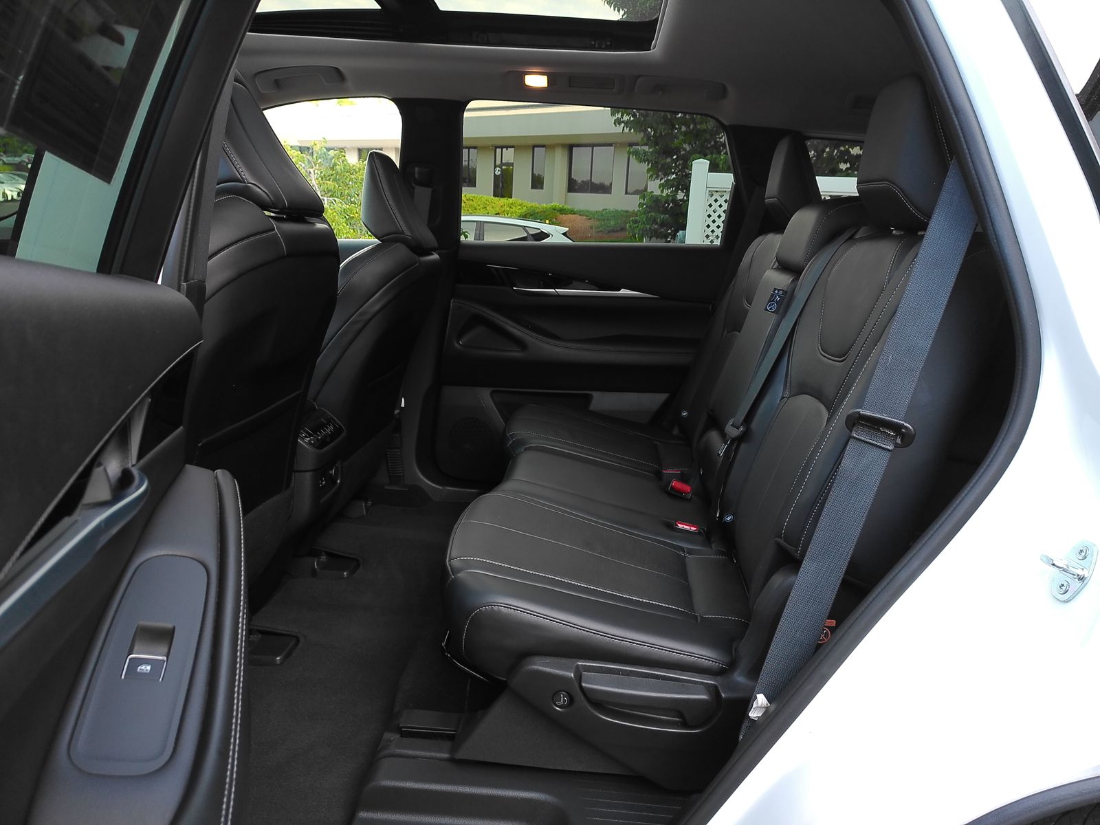 Used 2023 White INFINITI PURE image 5