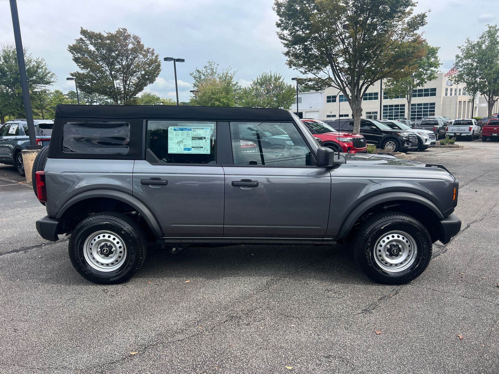 2025 Ford Bronco Base photo 4