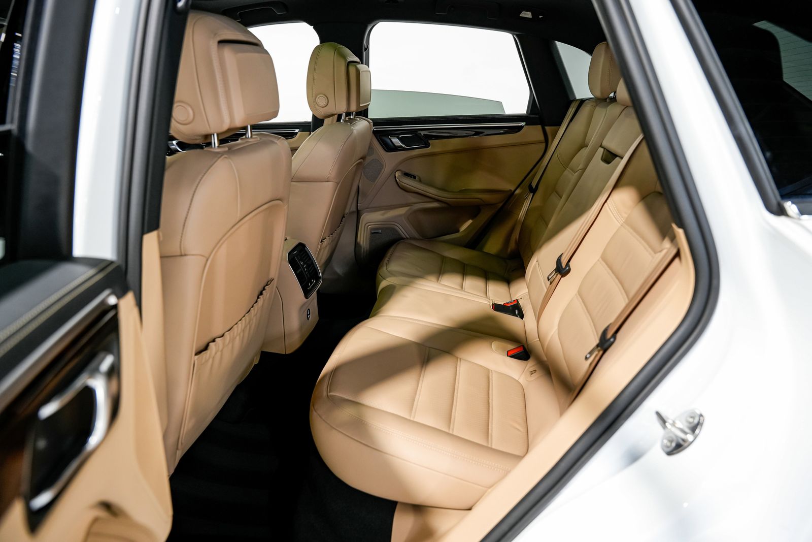 2023 Porsche Macan S — photo 31