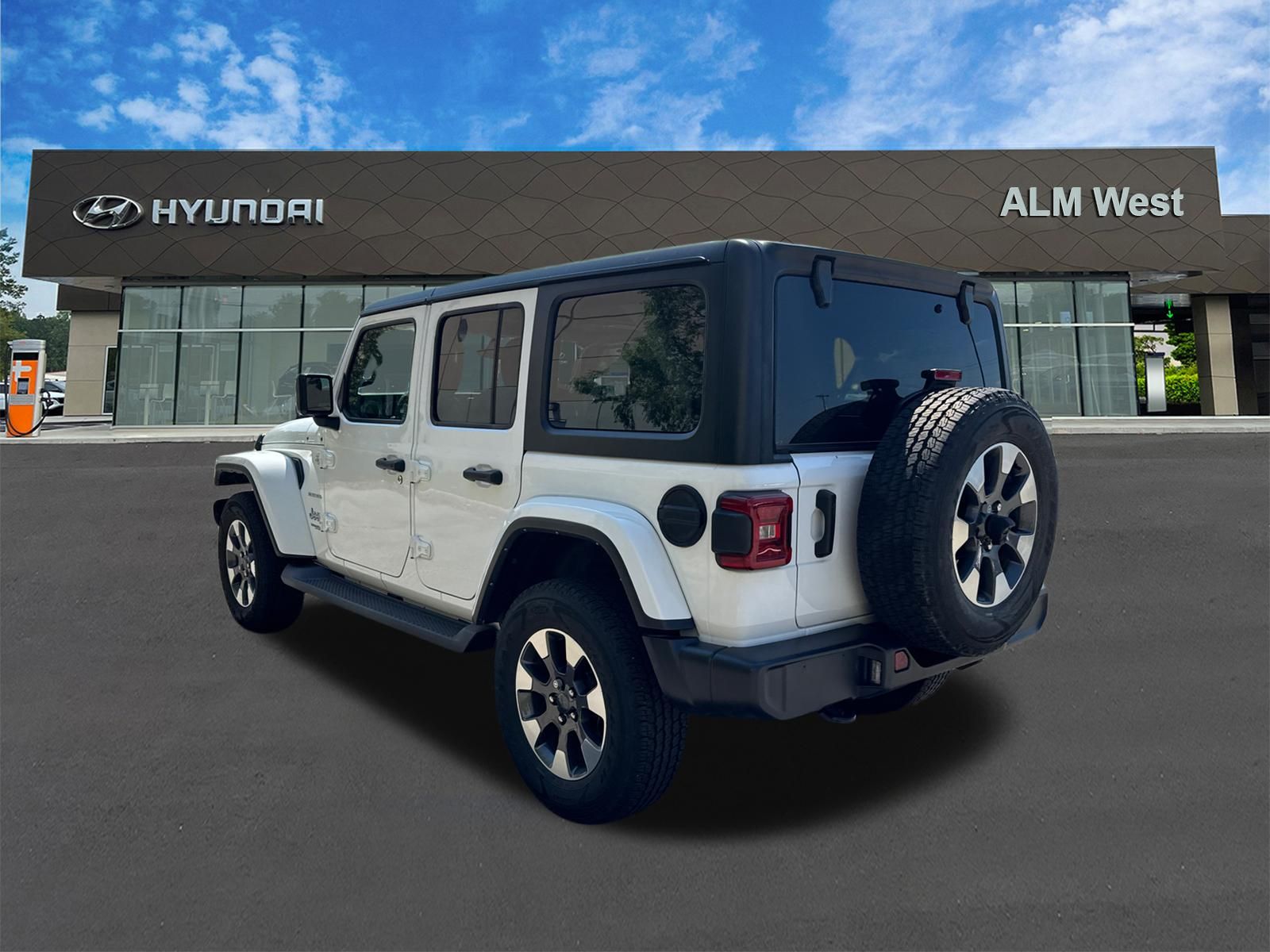 Used 2022 White/off-white Jeep Unlimited Sahara image 7
