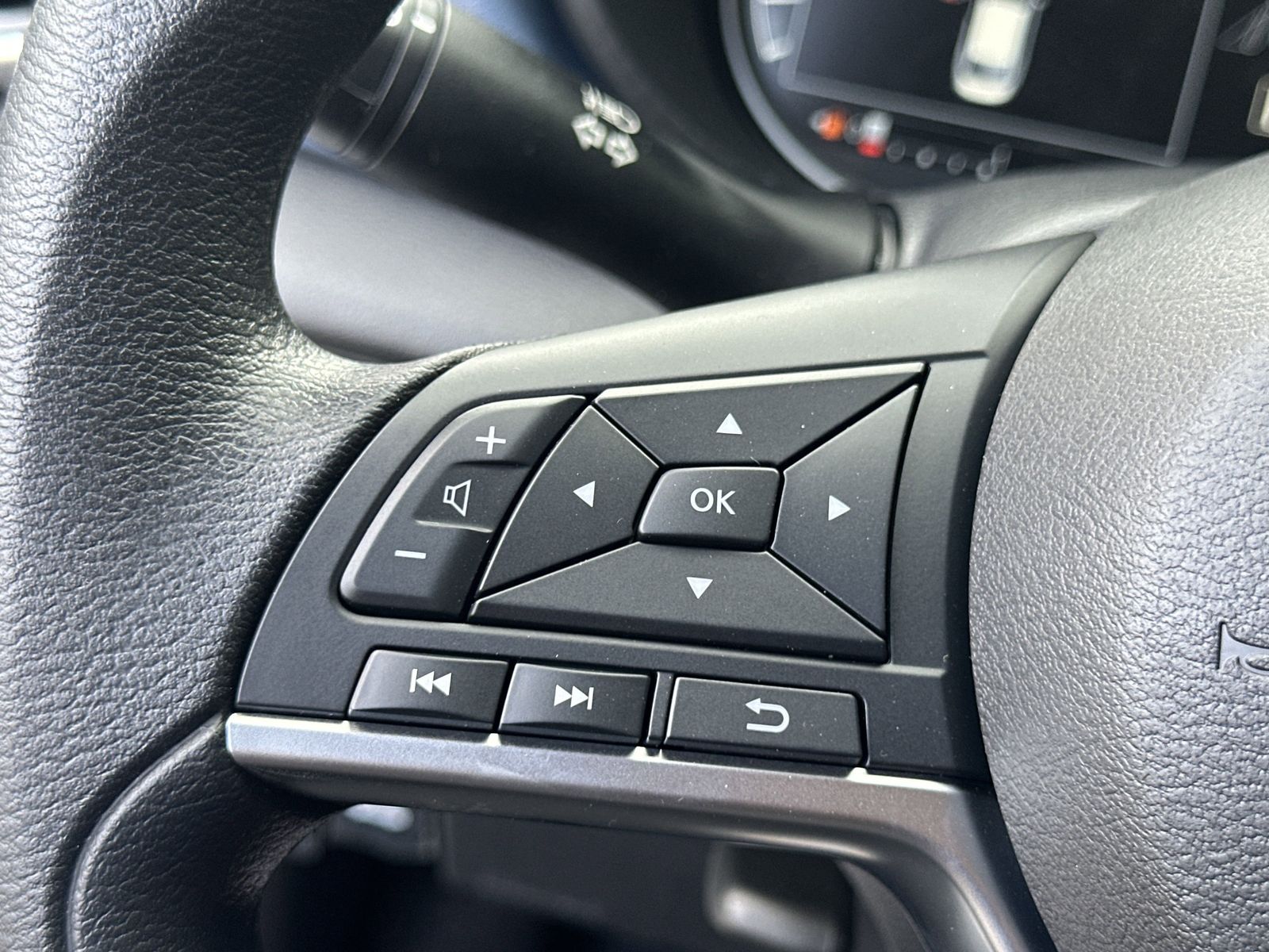 2025 Nissan Versa 1.6 SV photo 12