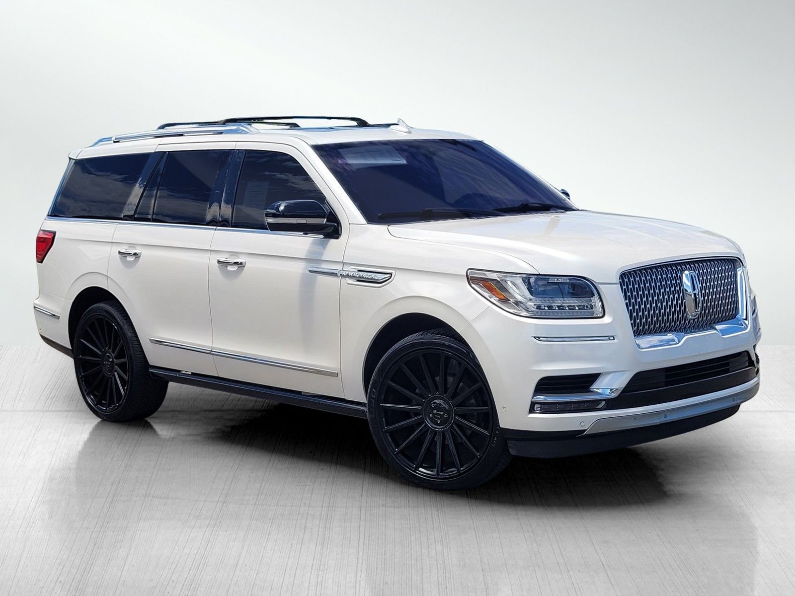 White Platinum Clearcoat Metallic 2019 Lincoln Navigator SUV / Crossover Four-Wheel Drive Automatic