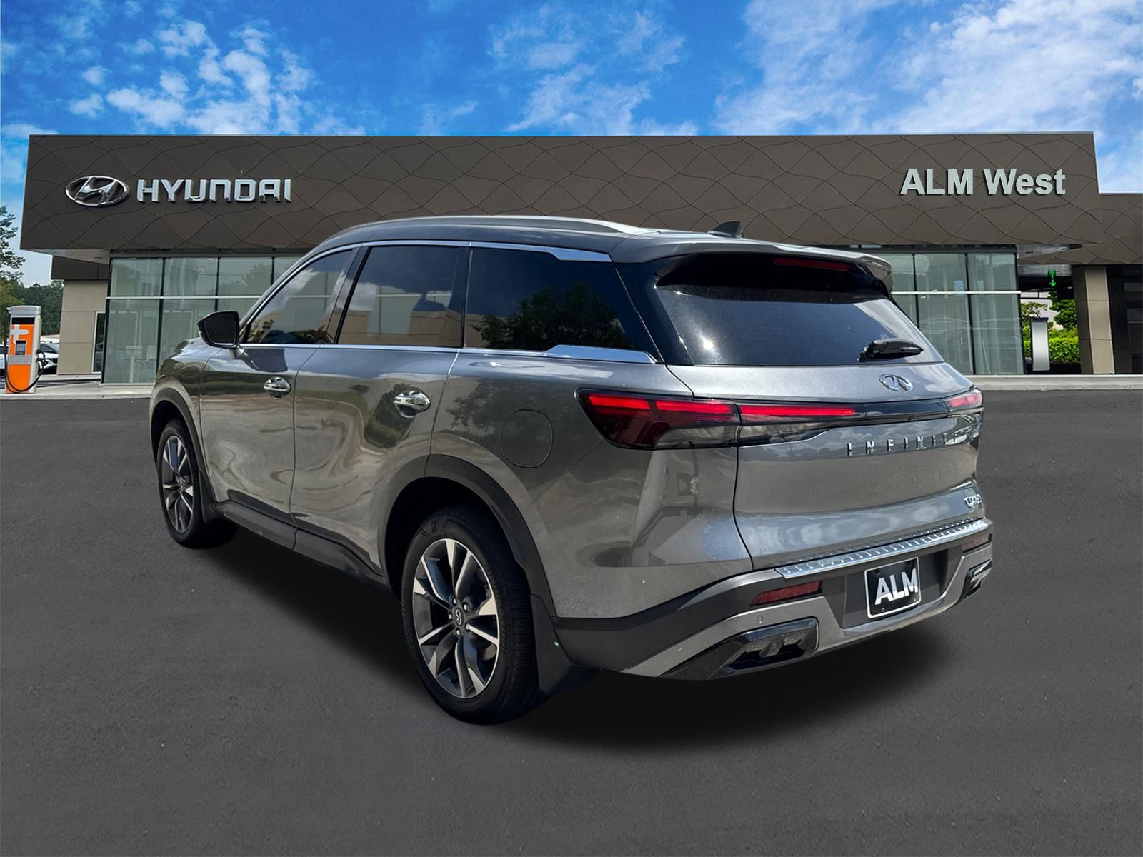 Used 2024 Gray INFINITI LUXE image 7