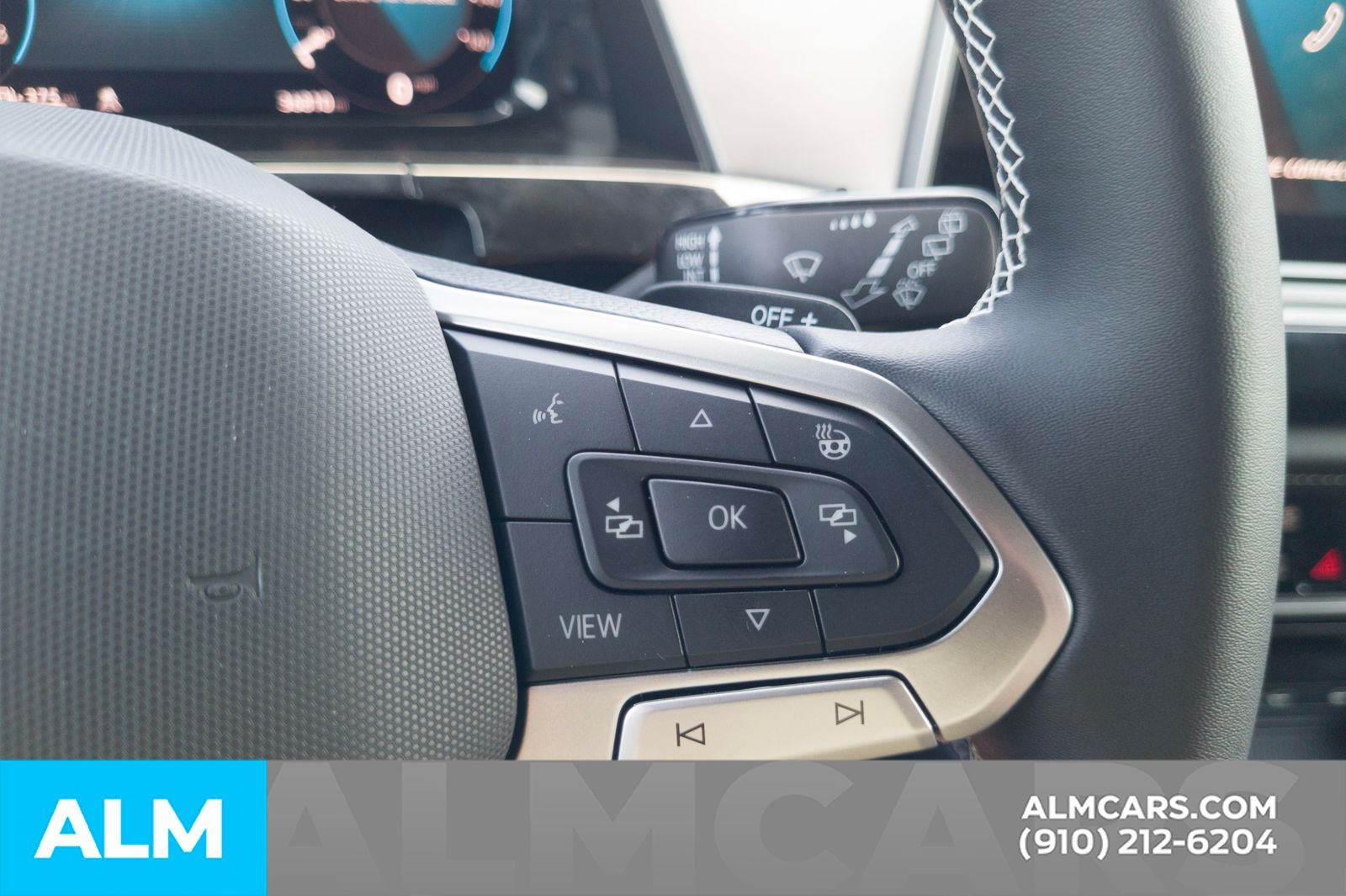 Used 2025  Volkswagen 2.0T SE w/Technology image 15