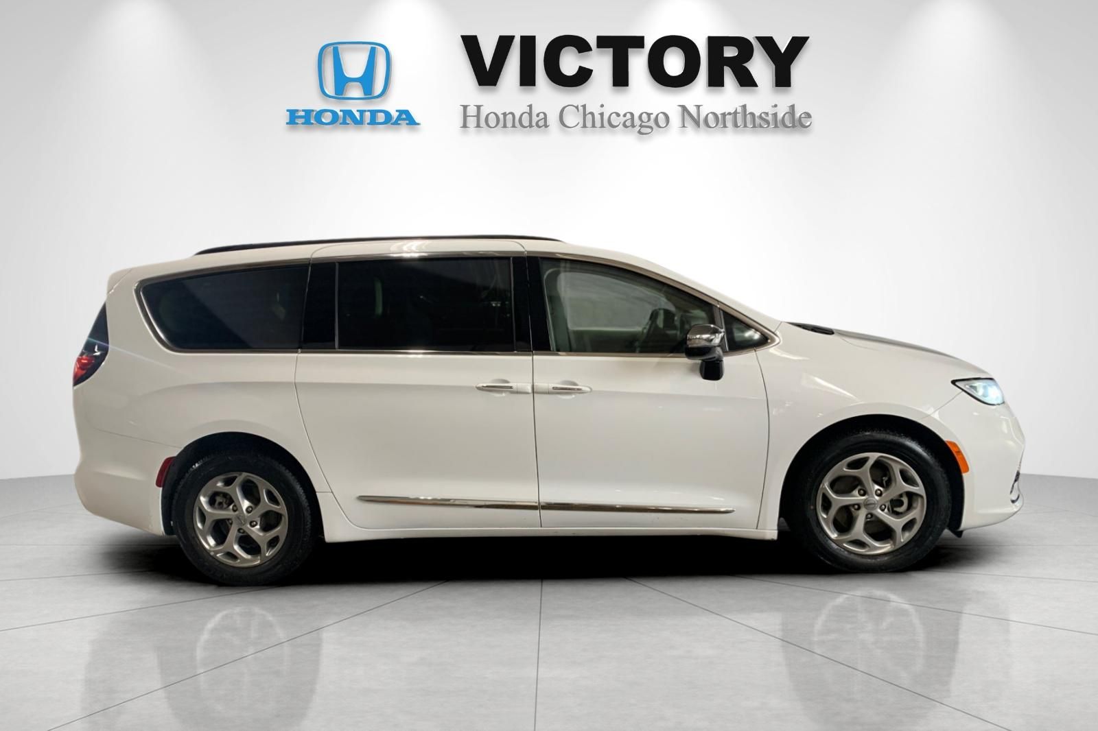 Used 2023 White Chrysler Limited image 2