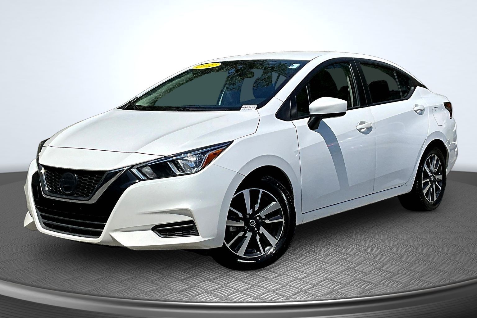 Aspen White Tricoat 2022 Nissan Versa Sedan Front-Wheel Drive Continuously Variable Transmission