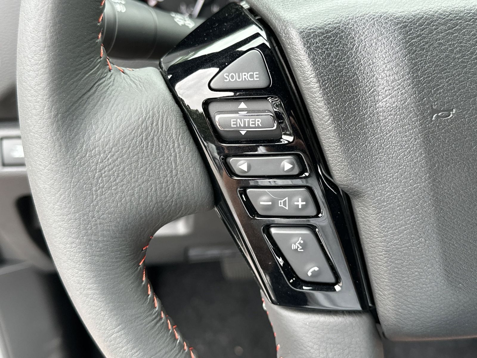 2025 Nissan Frontier PRO-4X photo 12