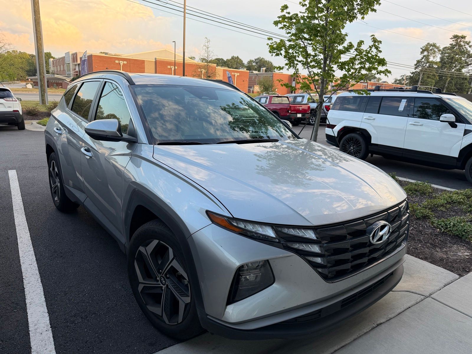 Shimmering Silver 2024 Hyundai Tucson SUV / Crossover Front-Wheel Drive 8-Speed Automatic